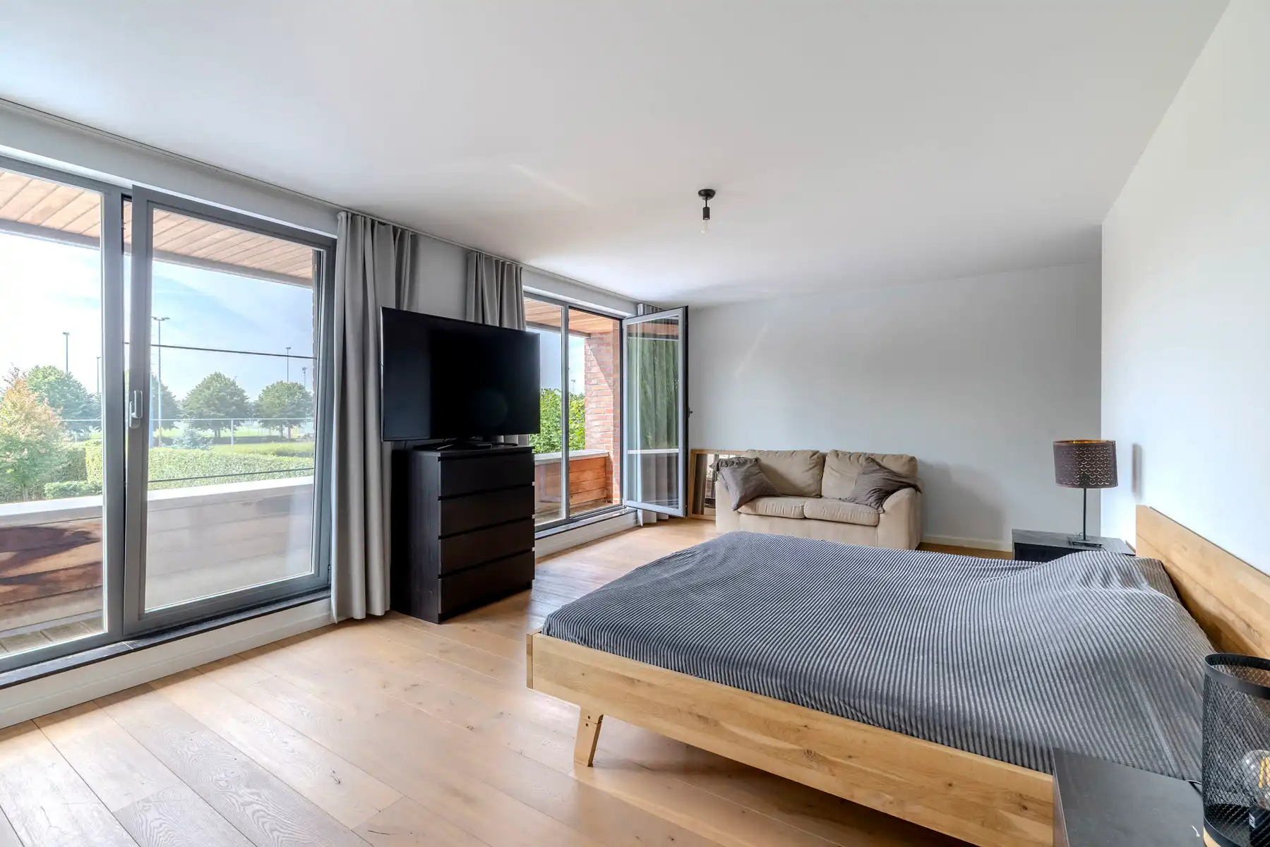 Moderne villa met zwembad op 1.282m² foto 21