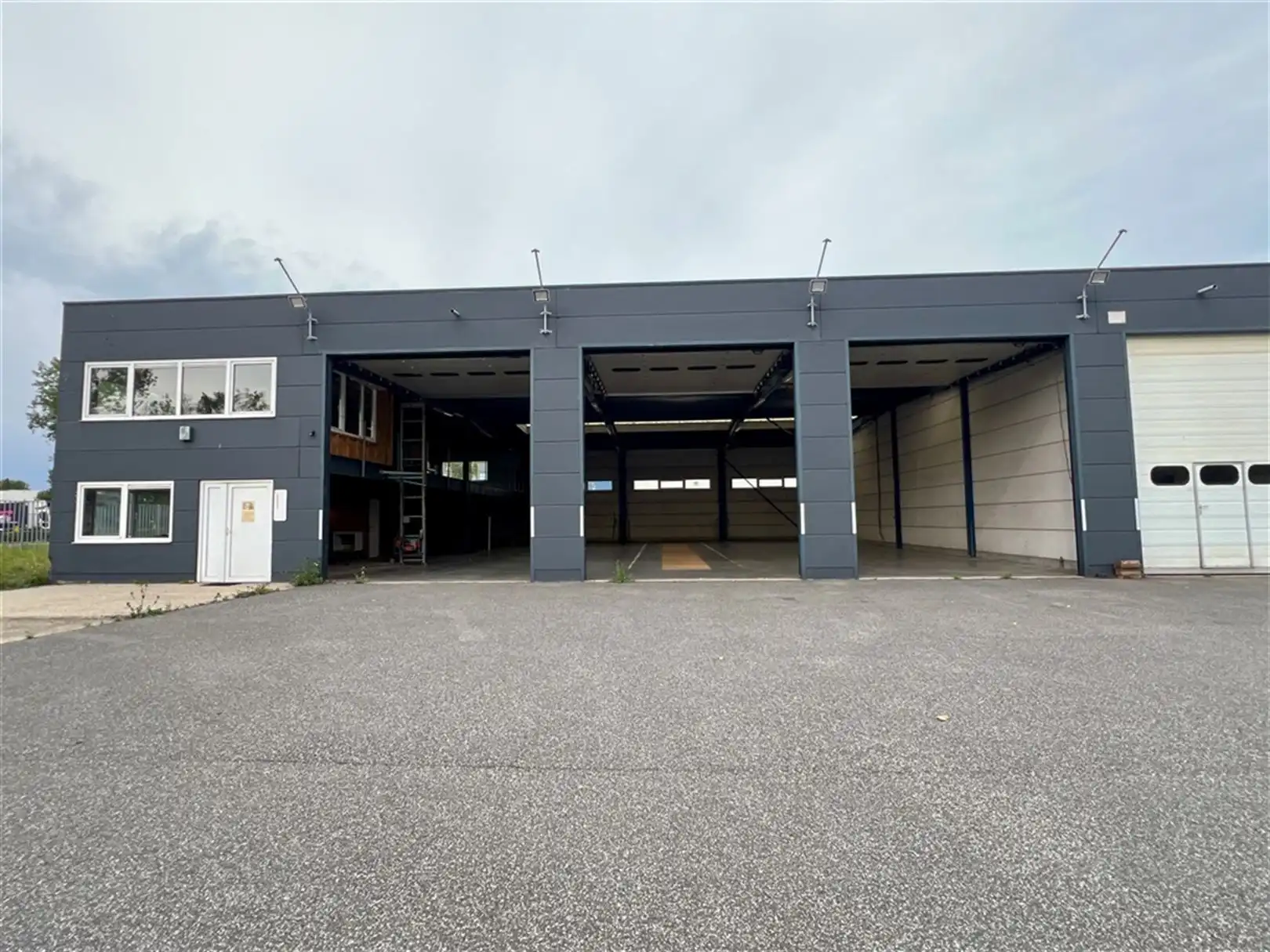 Magazijn te huur op toplocatie in Oostende foto 2