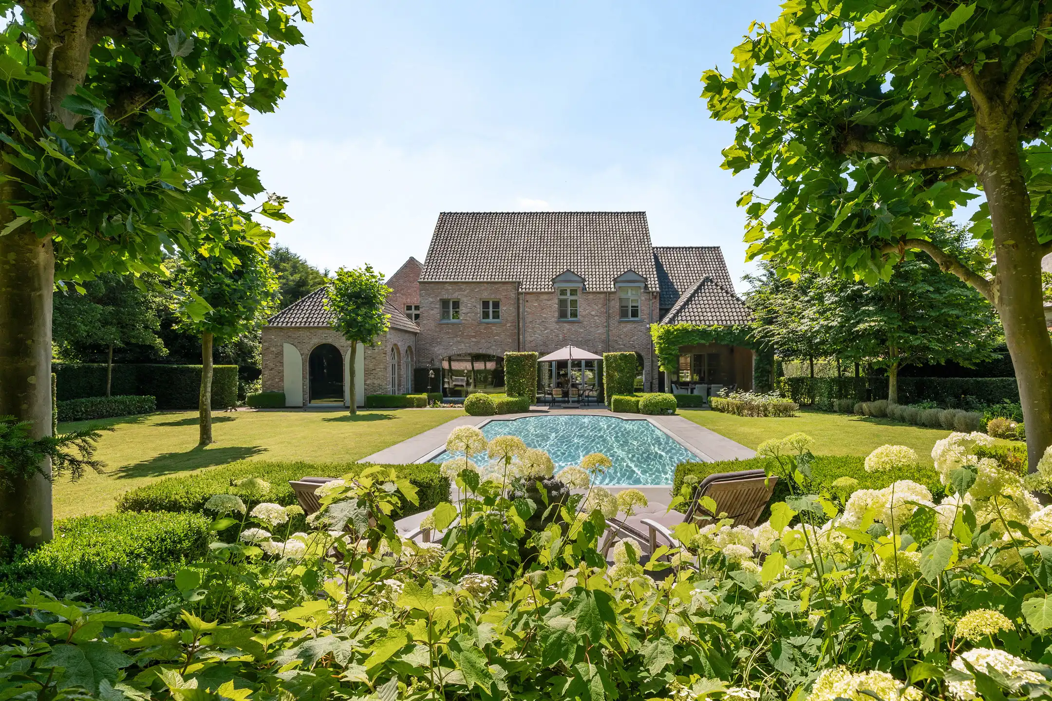 Villa van 600 m² met o.a. 4 slpk. en 3 badk.  foto 2