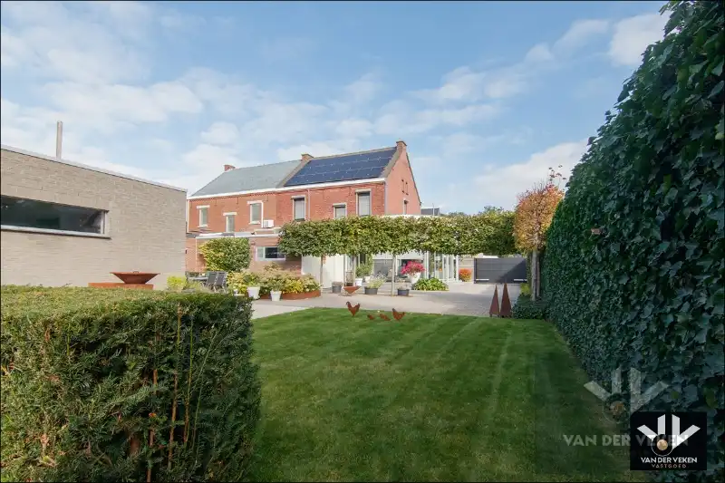 Knap afgewerkte, energiezuinige en ruime woning met vier slaapkamers, guesthouse/praktijkruimte op een centrale (maar toch bosrijke!) locatie te As foto 3