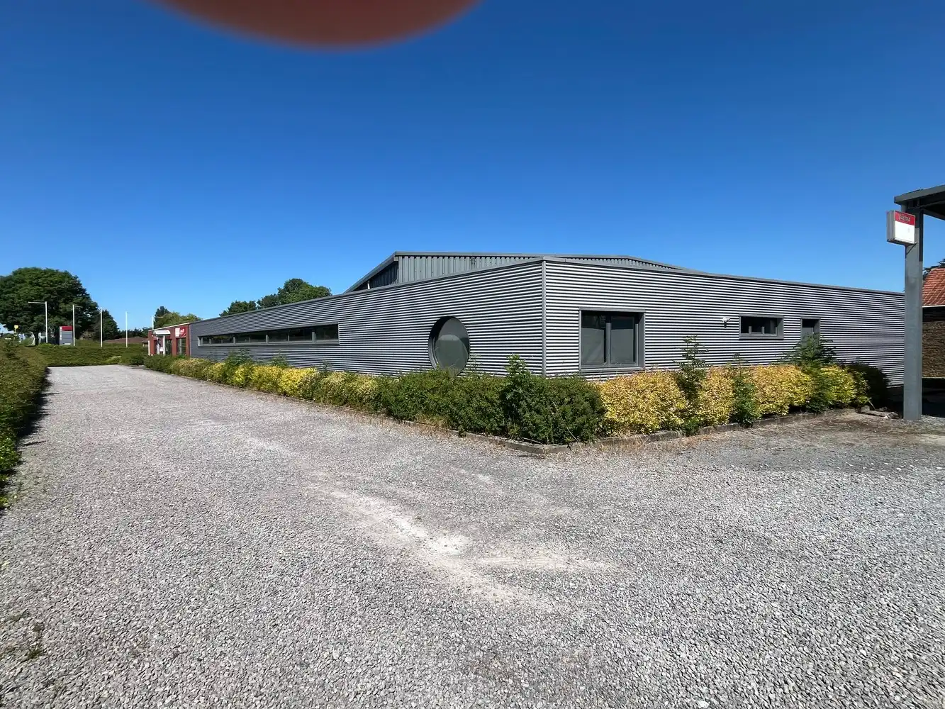 Bedrijfsgebouw met showroom foto 9
