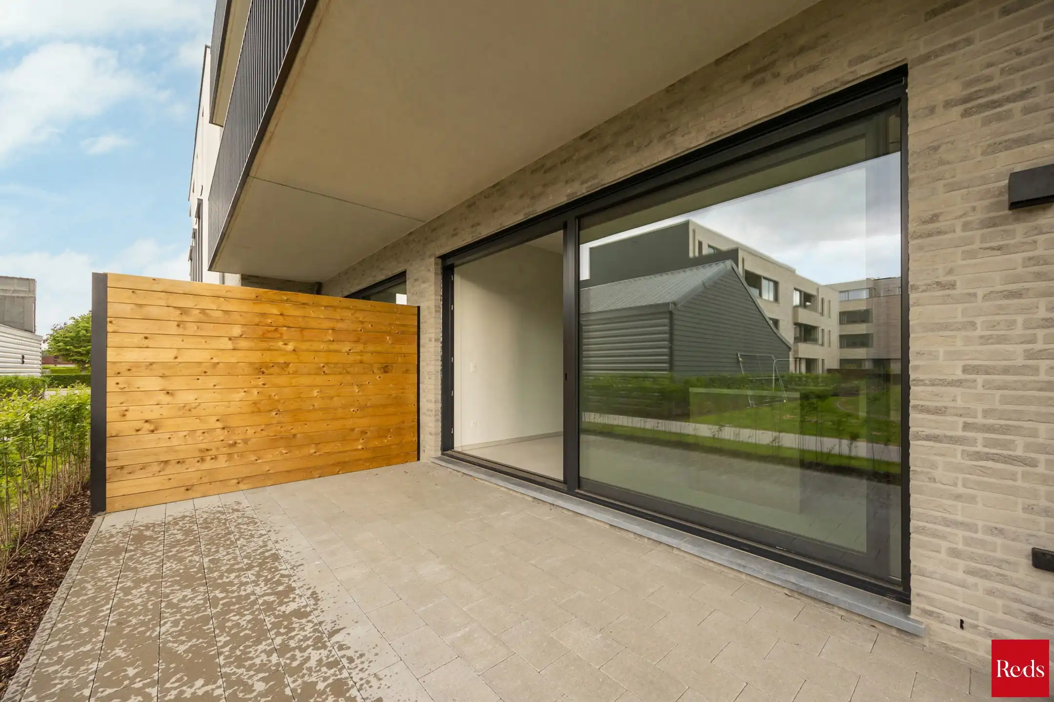 Ruim gelijkvloers nieuwbouwappartement met 3 slaapkamers foto 3