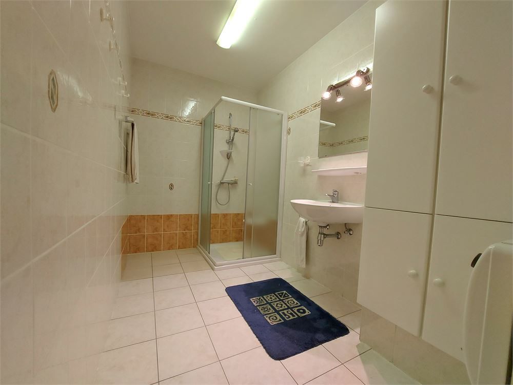 Ruim en lichtrijk app. met 2 slpks + garage mogelijk foto 10