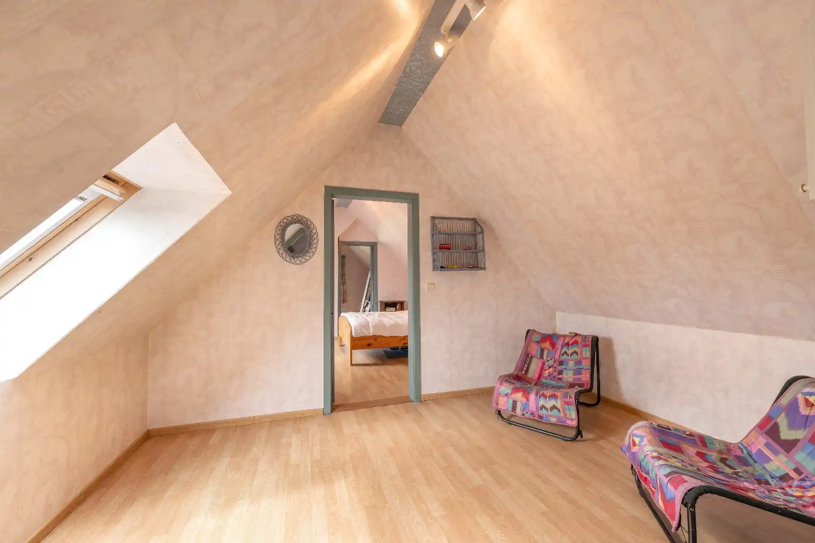 CHARMANTE ALLEENSTAANDE WONING MET BIJGEBOUWEN EN WEILAND  foto 16