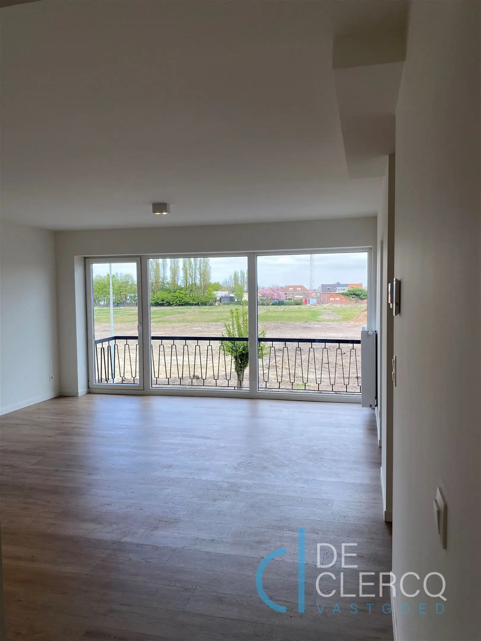 Modern gerenoveerd appartement te huur centrum Zelzate!  foto 2