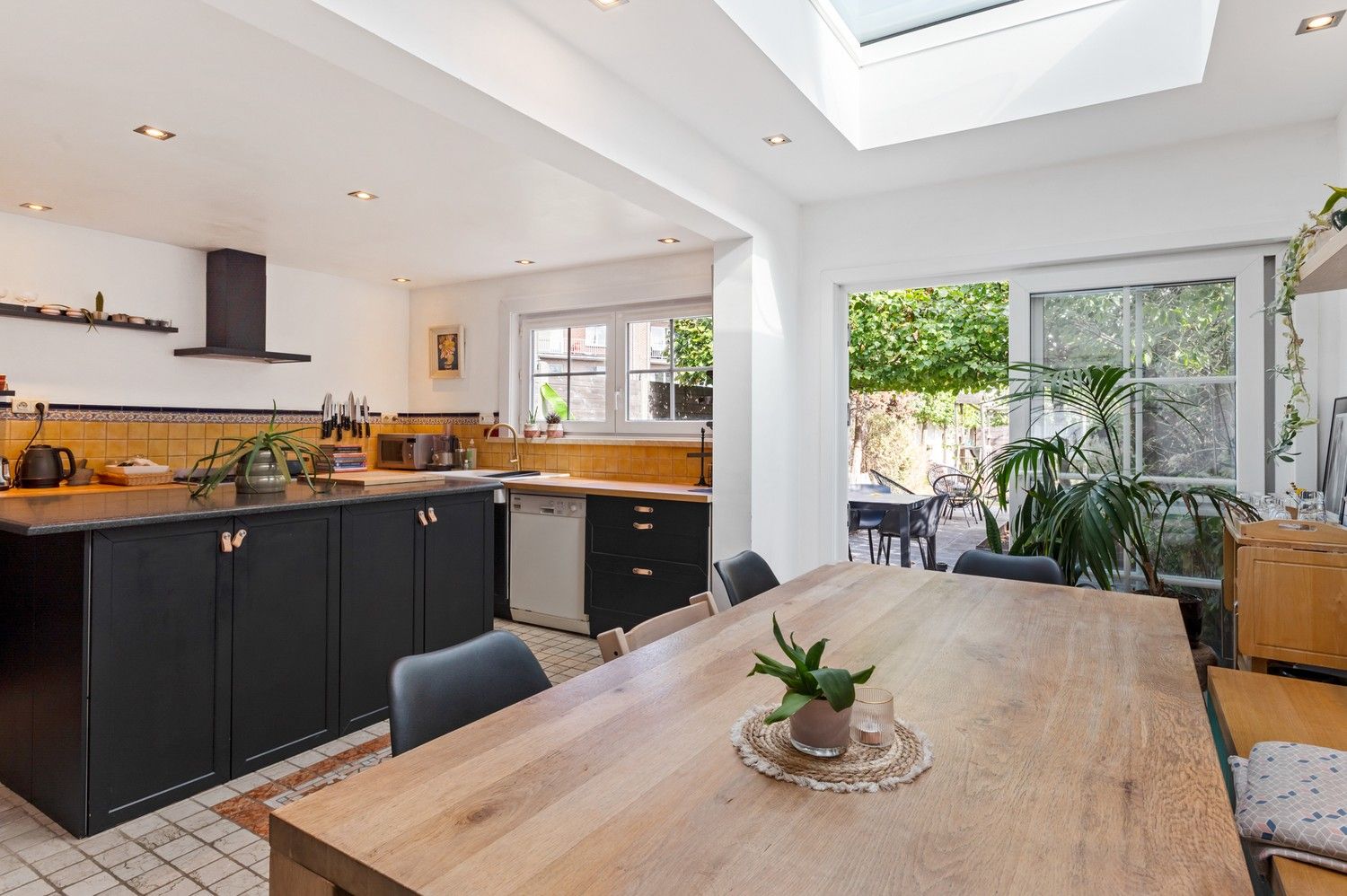 Instapklaar, ruim huis met 4 slaapkamers en tuin te koop in Schoten! foto 10