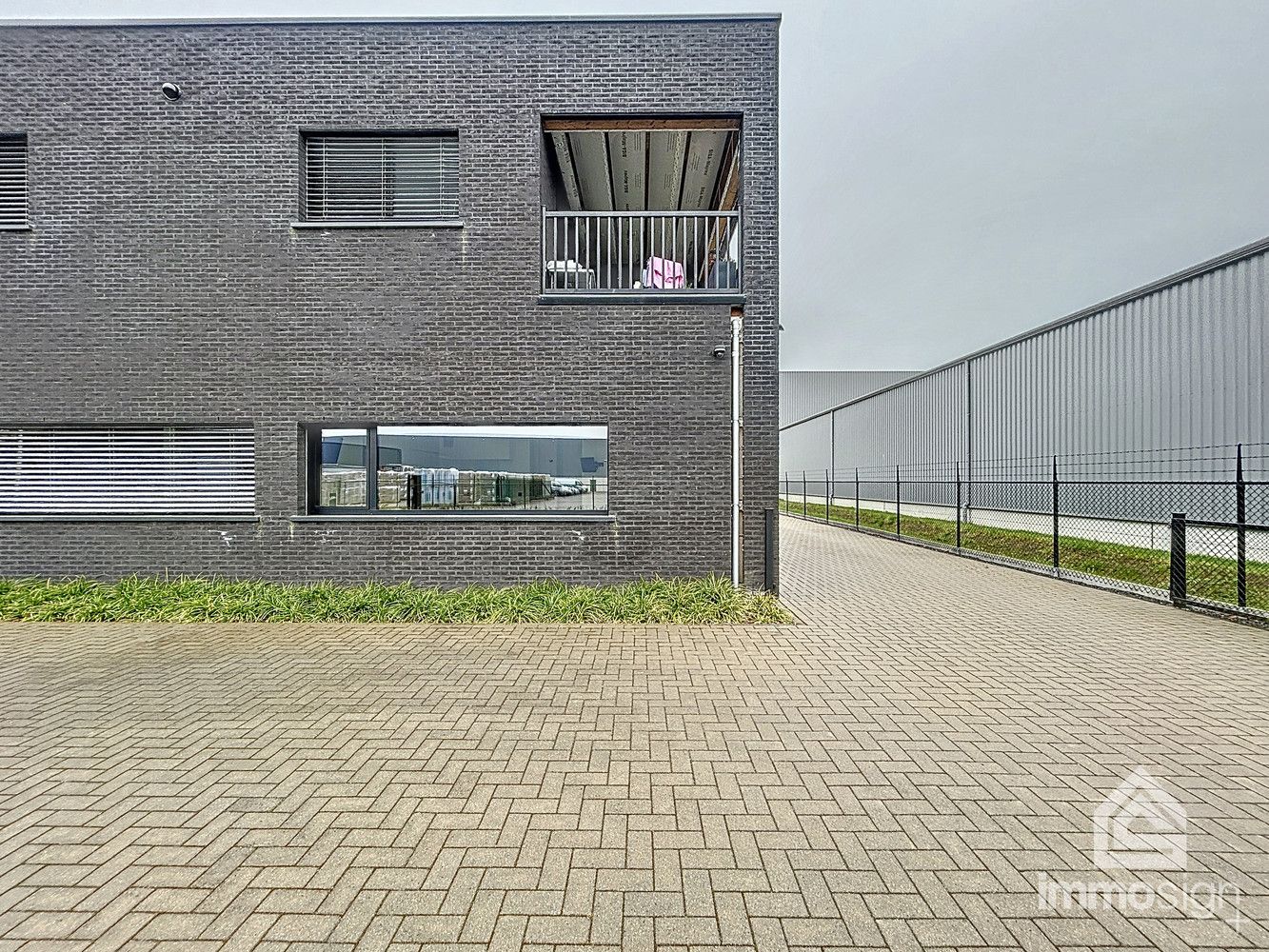 Modern afgewerkte kantoor- of praktijkruimte te Bocholt! foto 8