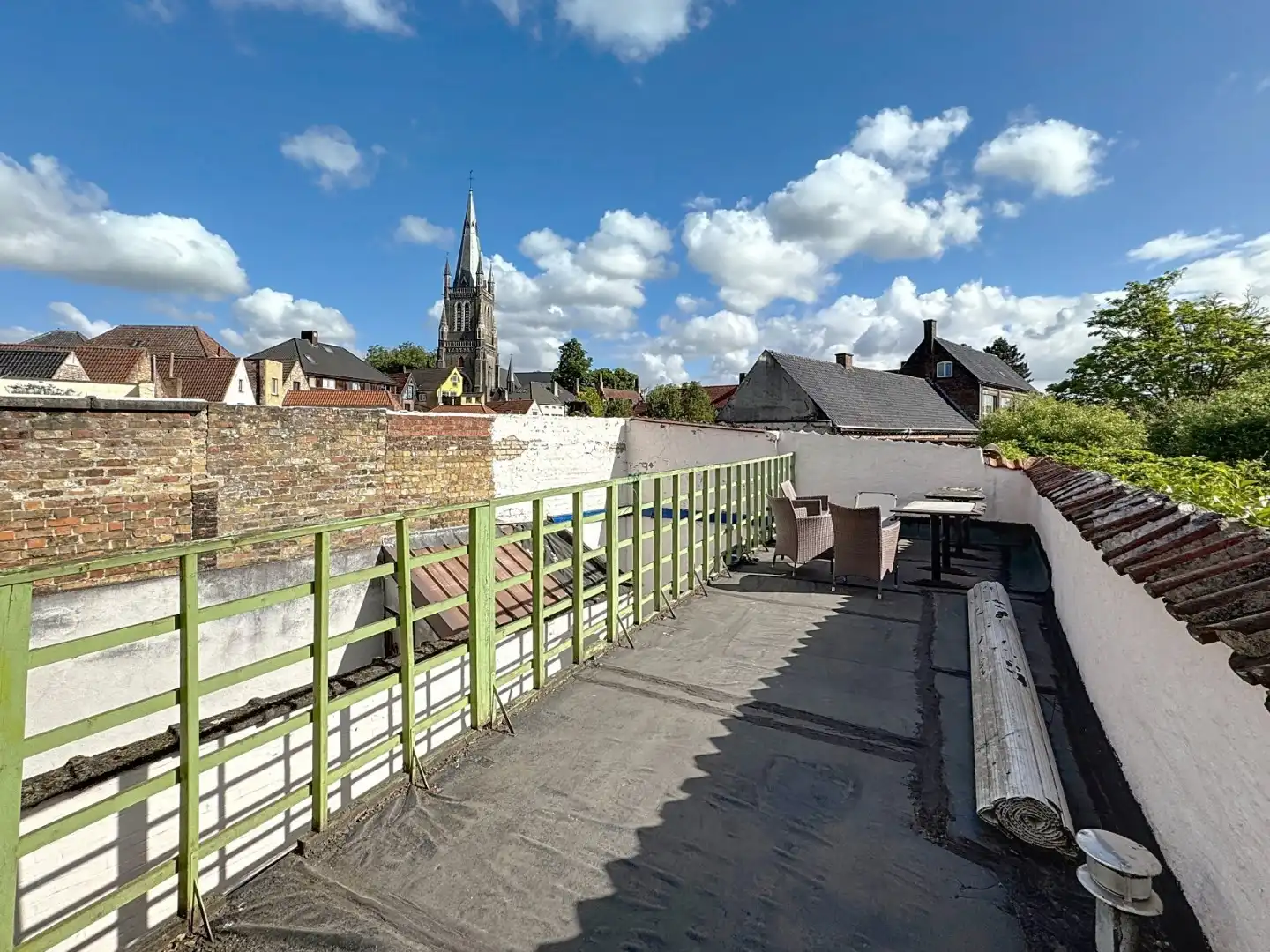 Ruime rijwoning met 4 slaapkamers in het historische Brugge foto 16