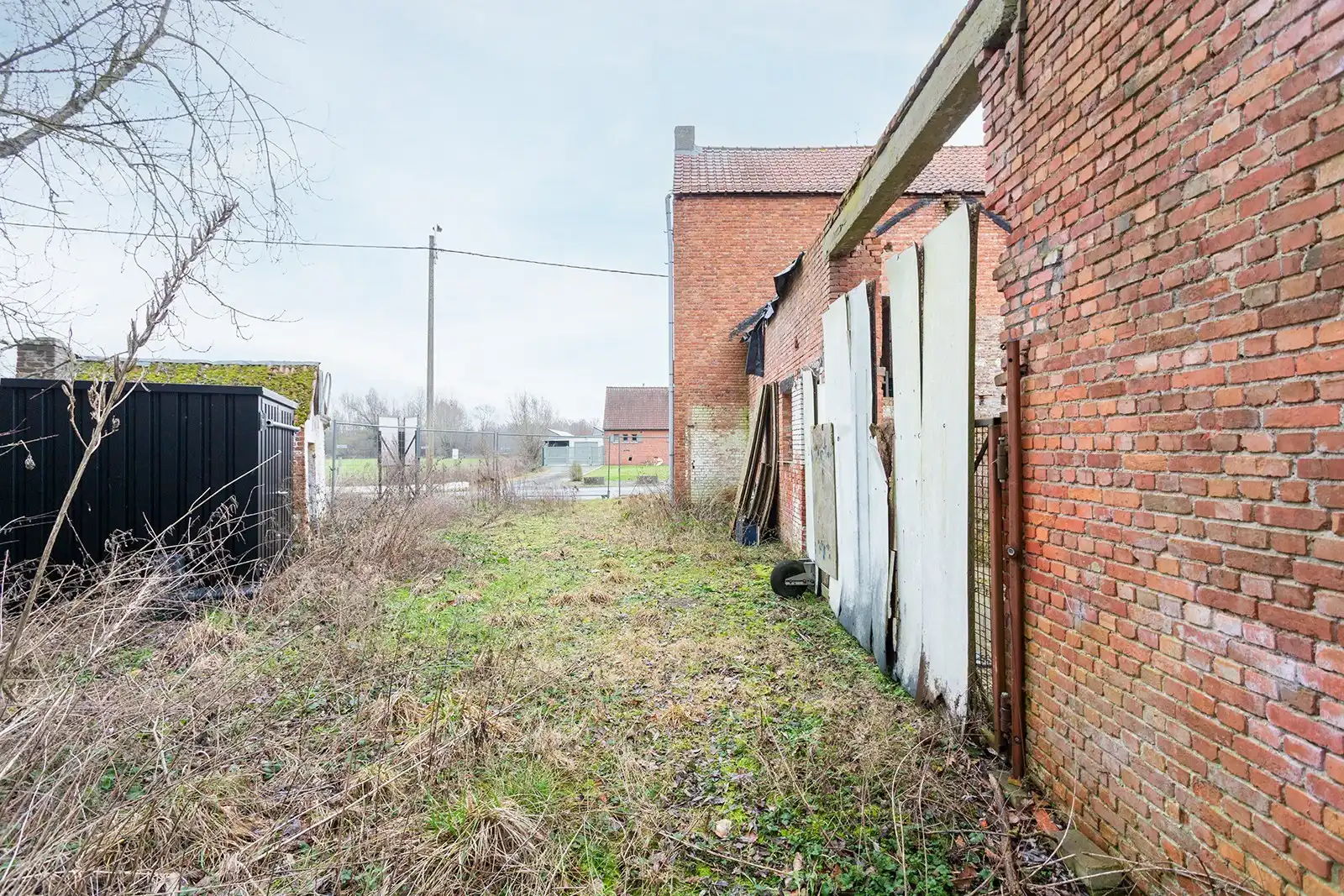 Te renoveren woning met enorm potentieel in het groene Humbeek foto 3