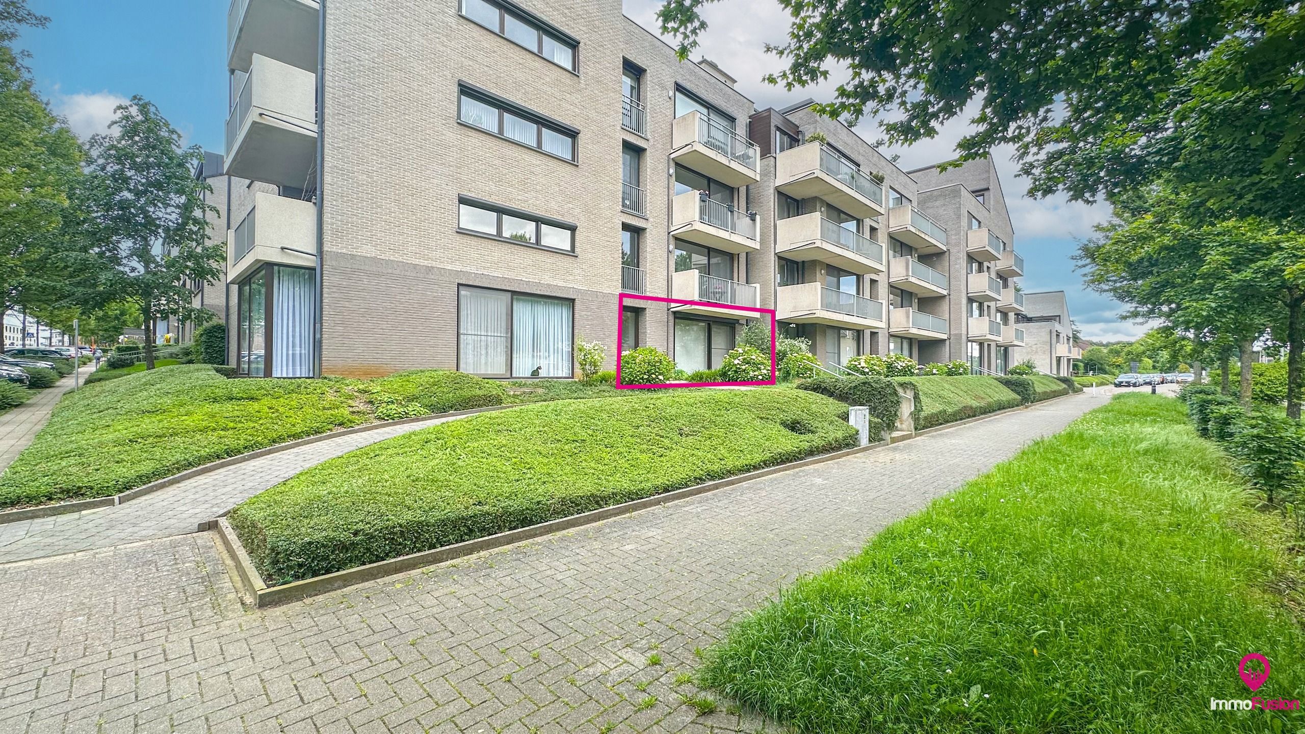 Instapklaar gelijkvloers appartement met 2 slpks en parking! foto 24