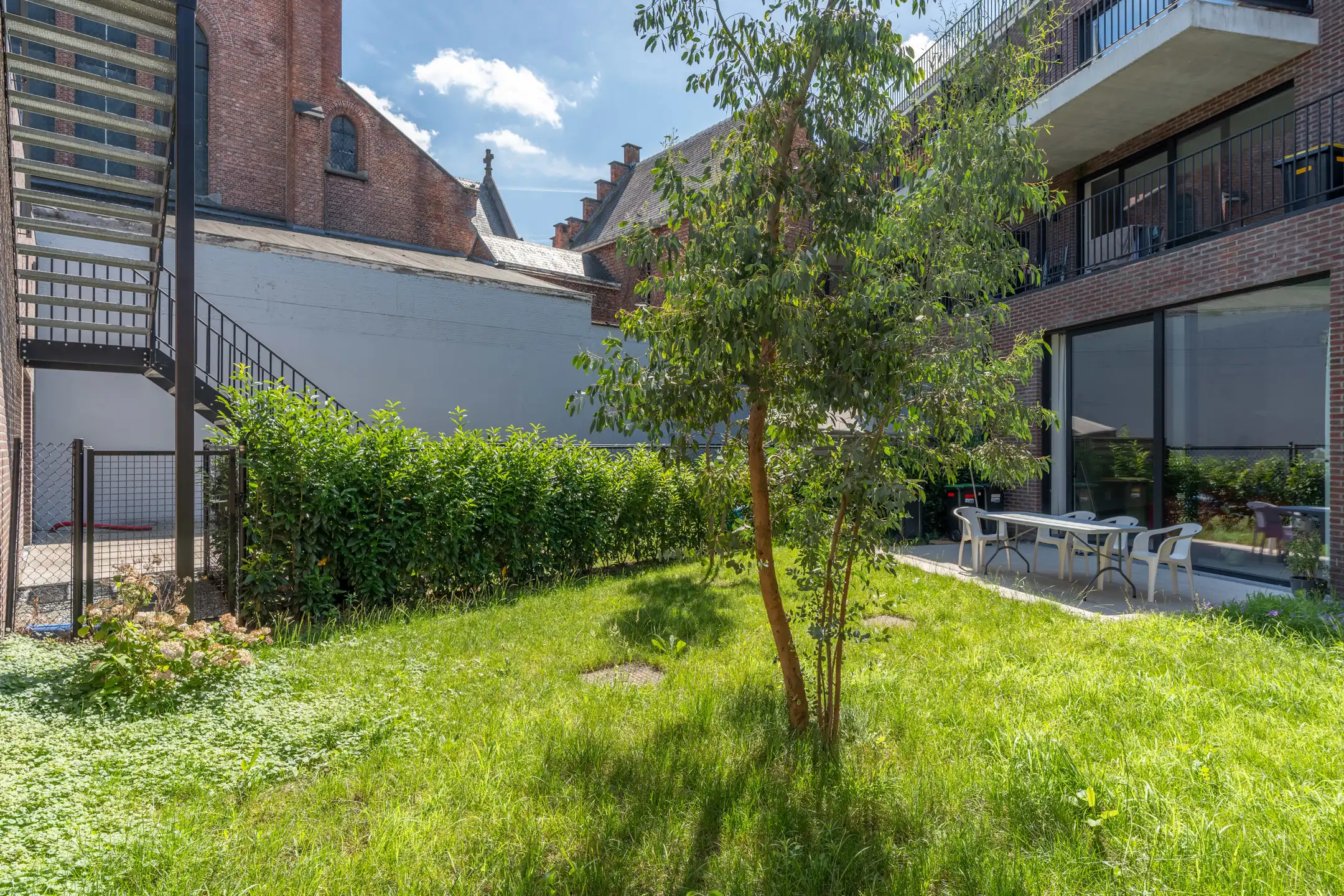 Knap en licht gelijkvl. appartement met terras en tuin foto 36