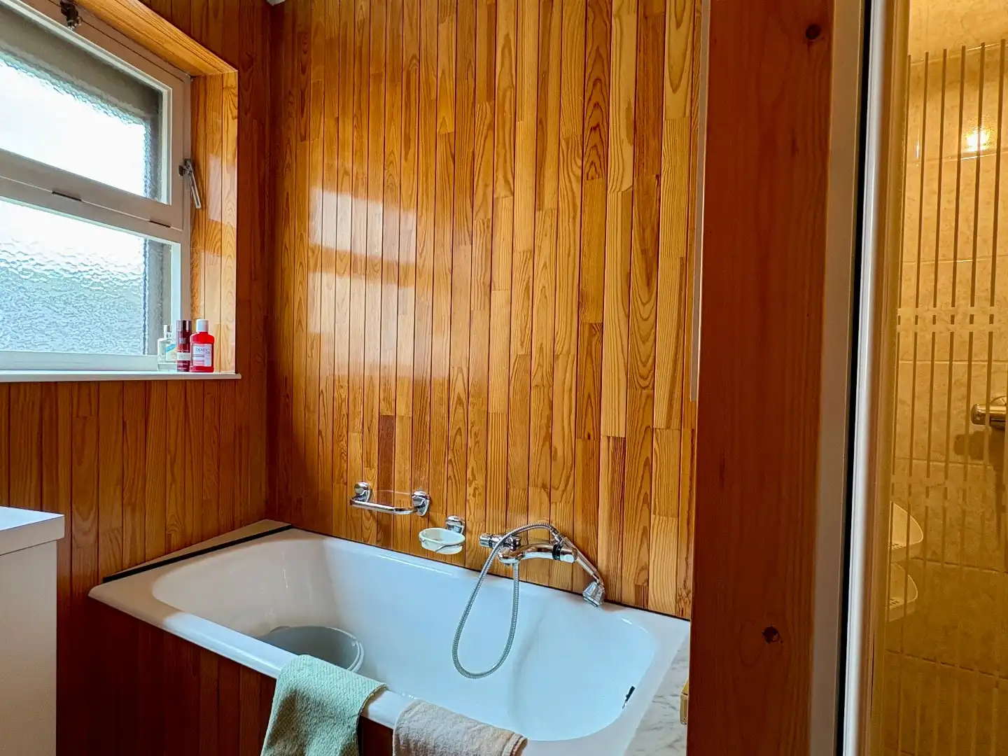 Woning met betonstructuur voorzien van garage, tuin en 3 slks te Kuurne. foto 6