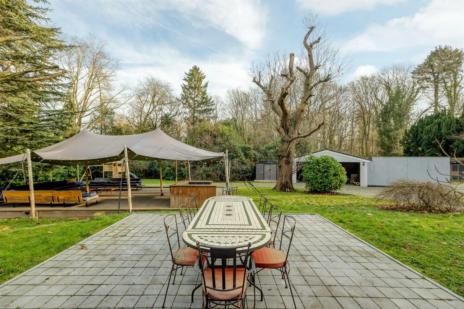 State-of-the-art villa tussen eeuwenoude bomen foto 10