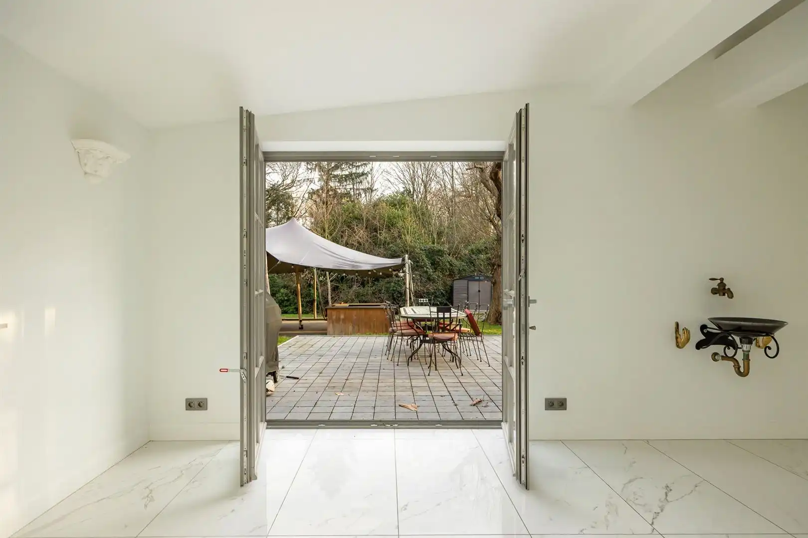 State-of-the-art villa tussen eeuwenoude bomen foto 10