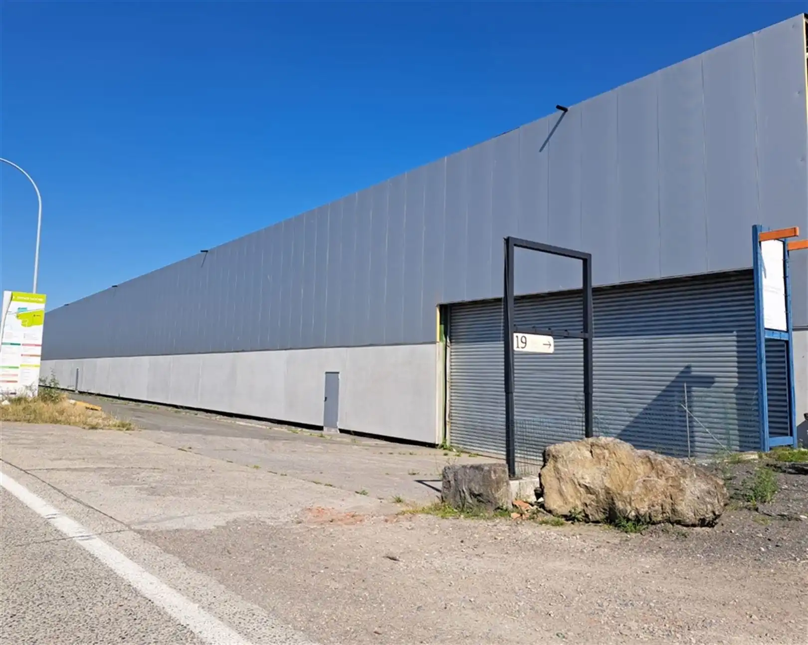 Semi-industrieel bedrijfsgebouw met laad-en loskades en rolbruggen foto 3