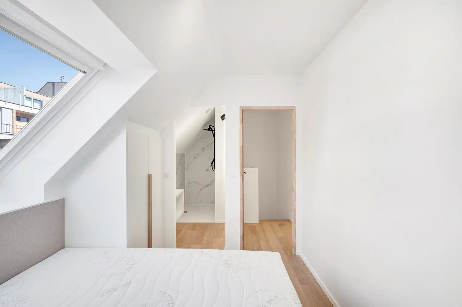 Uitzonderlijk duplex appartement met 4 slaapkamers en groot terras net achter de Zeedijk in Duinbergen foto 24