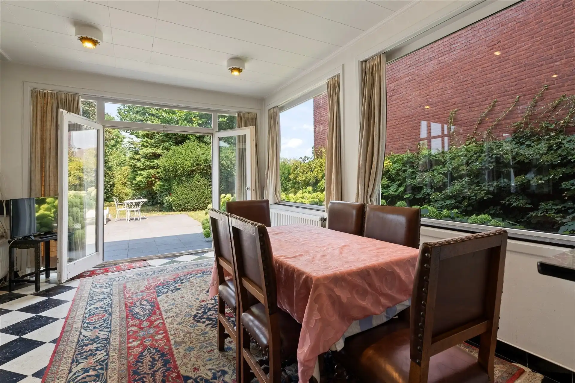 Voormalige dokterswoning, zeer unieke woning mt grote oppervlakten foto 14