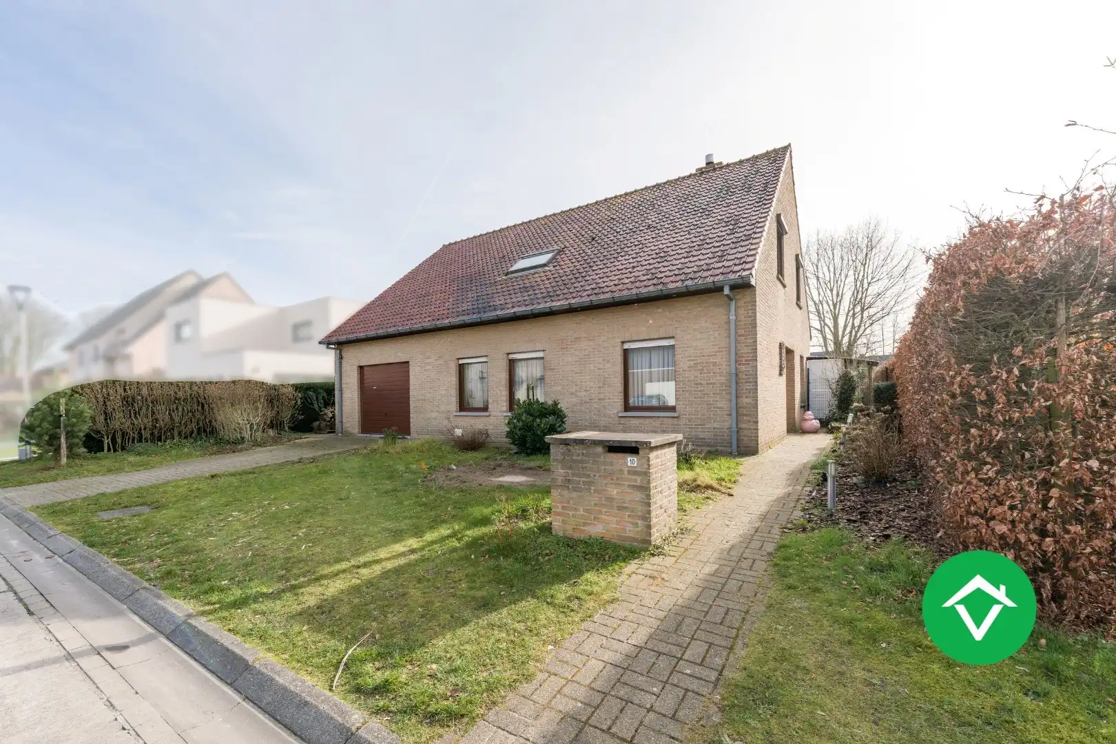 Alleenstaande woning met 5 slaapkamers en garage te Koekelare foto {{pictureIndex}}