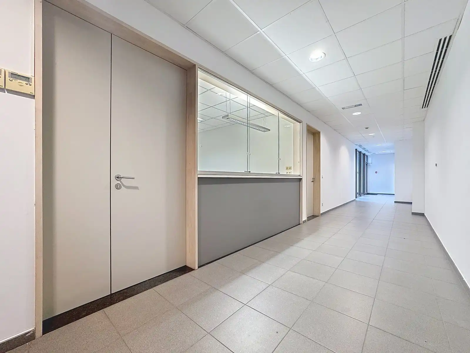 VOLLEDIG VERNIEUWDE en instapklare KANTOORRUIMTE op gelijkvloers (± 45m²)  met UITSTRALING op de markt van Knesselare! Ruime parkeergelegenheid langs de openbare weg. foto 4