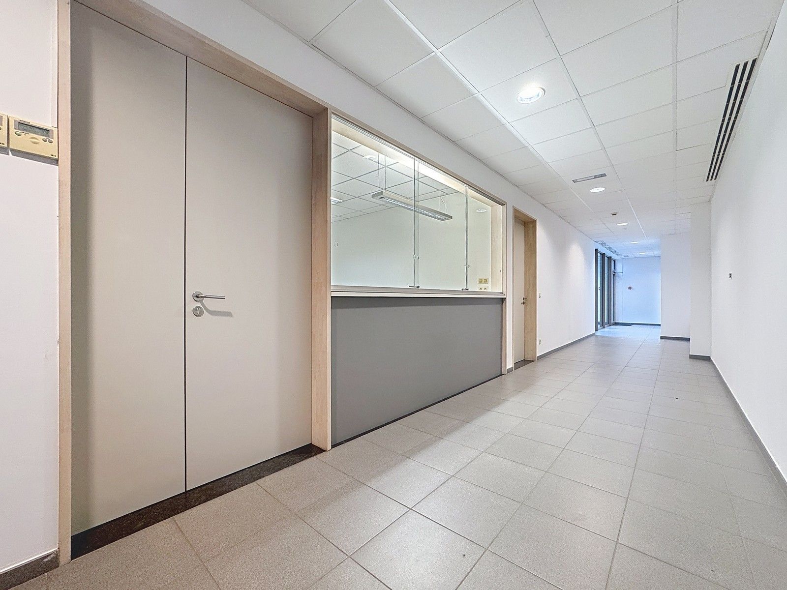 VOLLEDIG VERNIEUWDE en instapklare KANTOORRUIMTE op gelijkvloers (± 45m²)  met UITSTRALING op de markt van Knesselare! Ruime parkeergelegenheid langs de openbare weg. foto 4