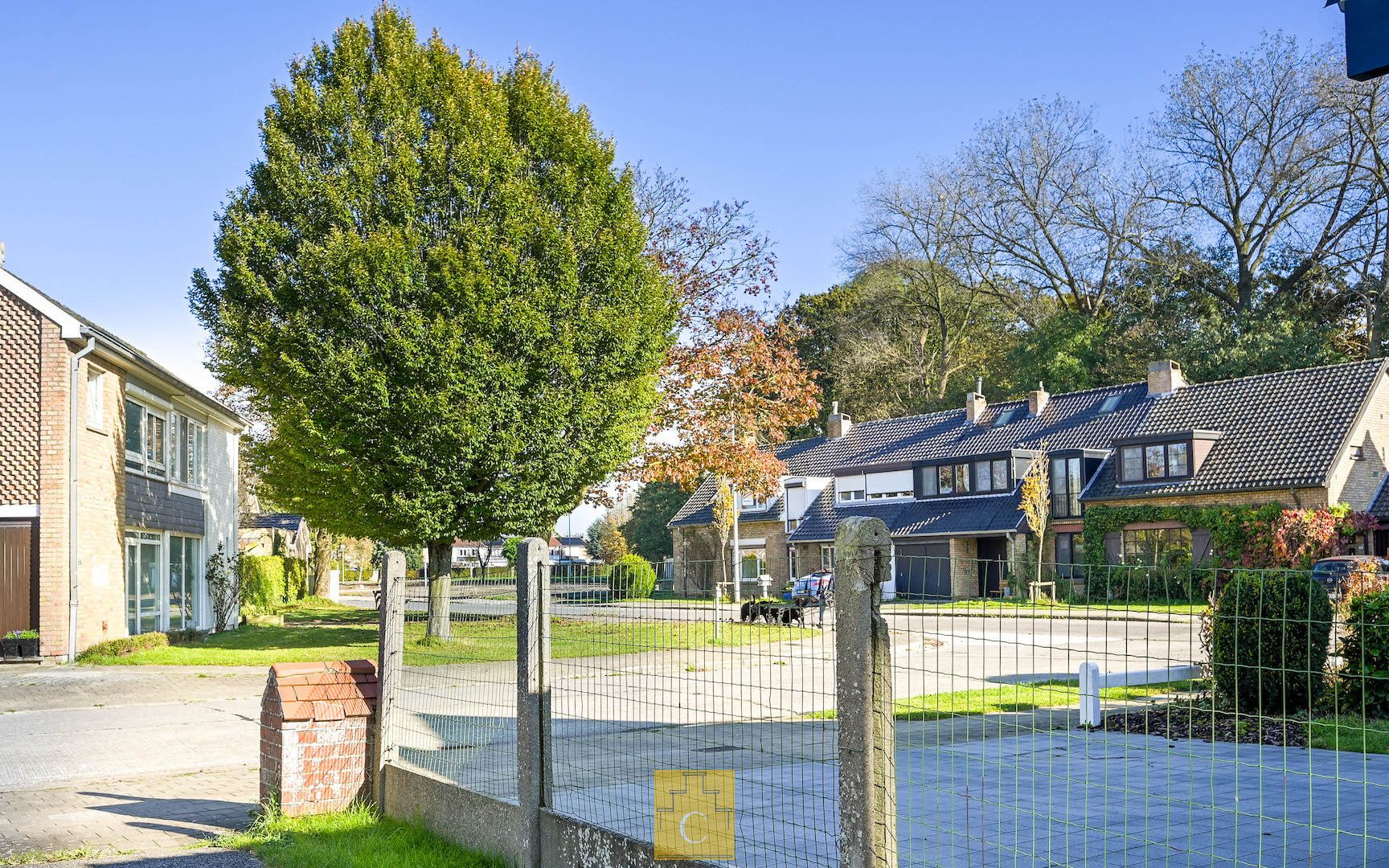 ruime gezinswoning met grote garage-opslagplaats en zongerichte tuin foto 2