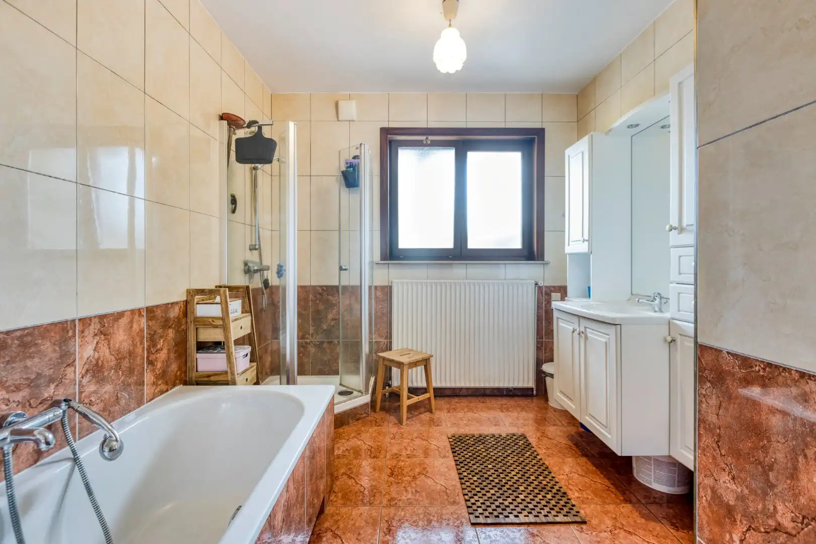 Ruime woning met 5 slpks gelegen op een rustige locatie met een vlotte verbinding naar de omliggende gemeenten !  foto 14