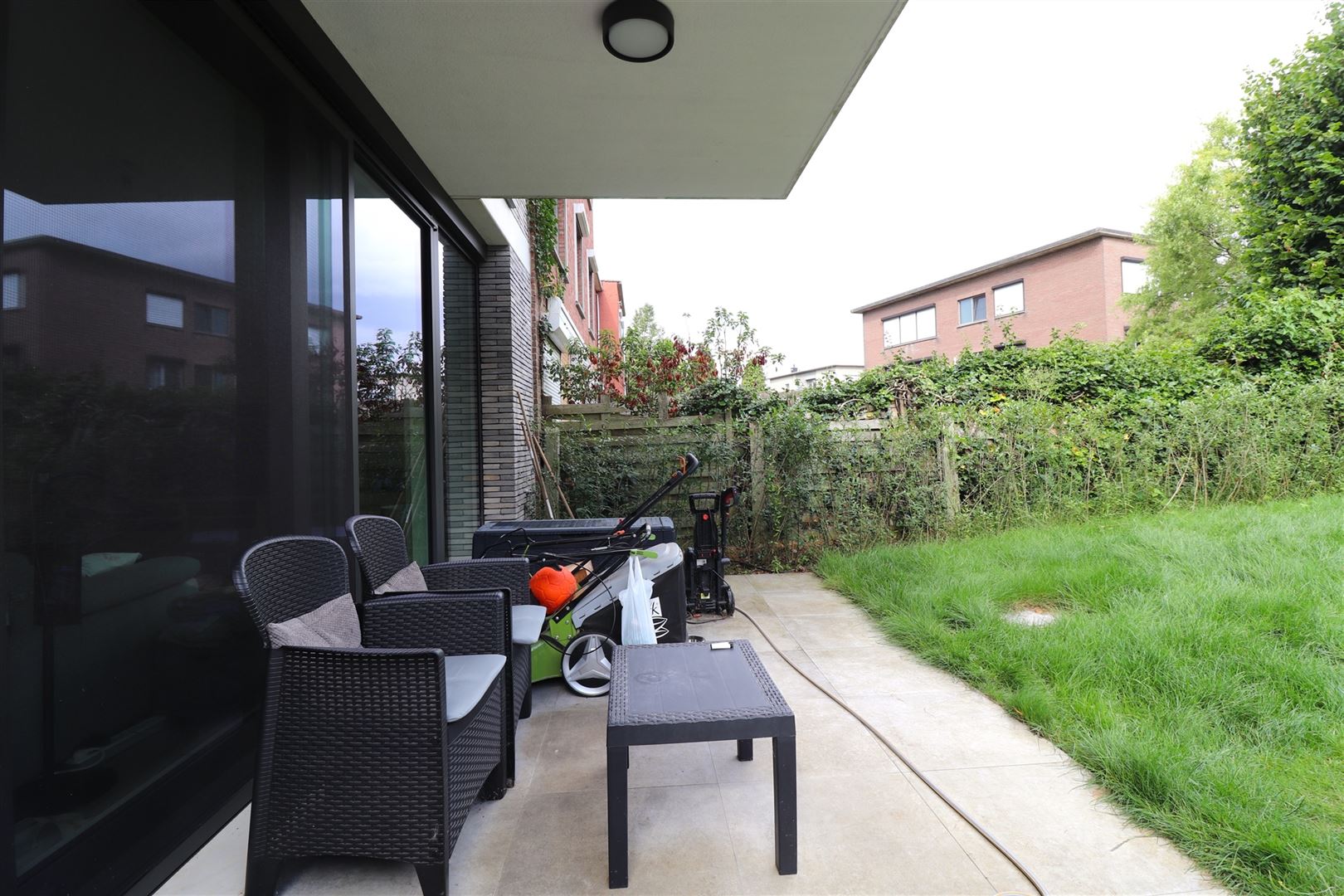 Modern gelijkvloers met groene tuin foto 16