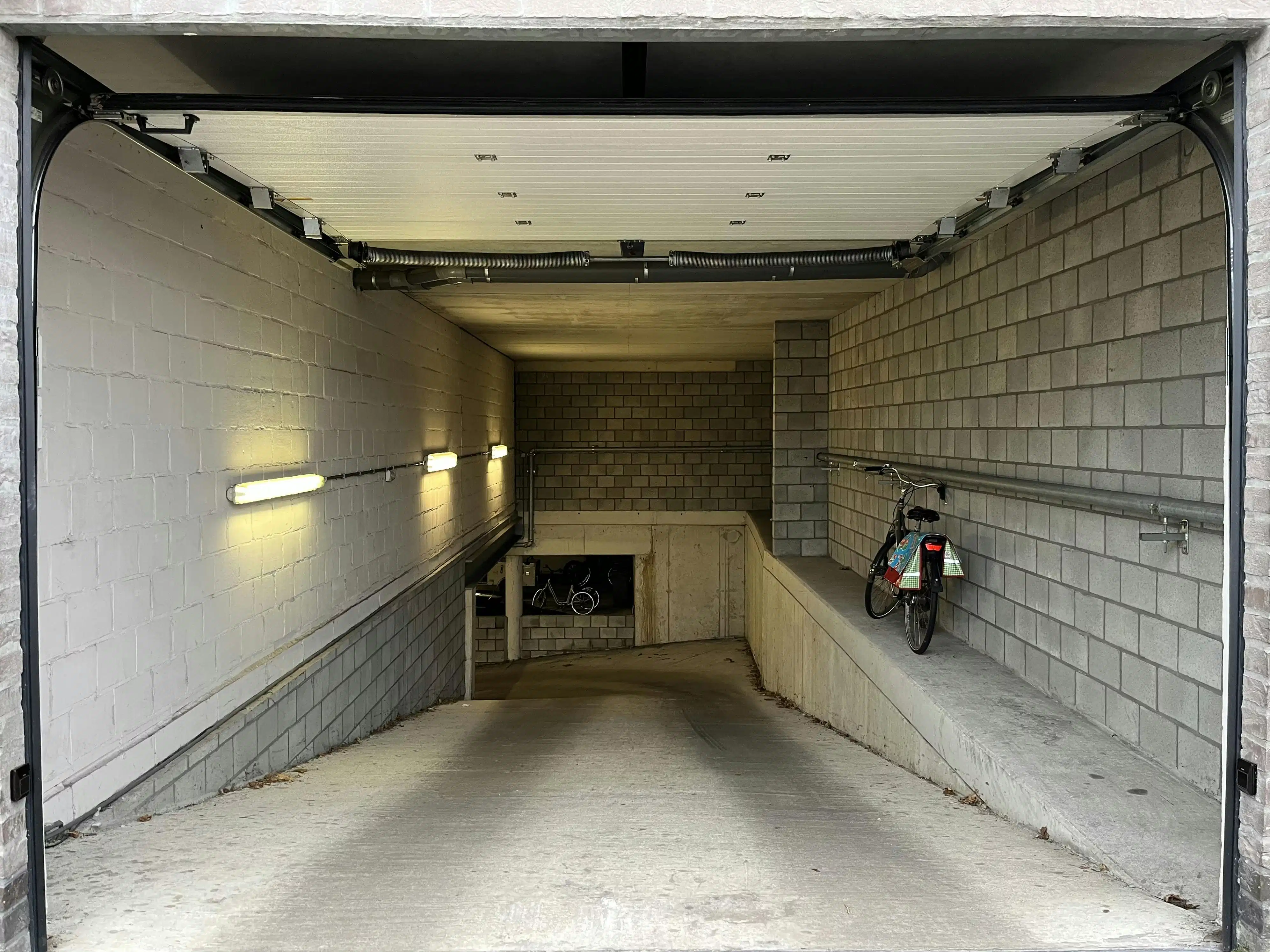 Vlot toegankelijke parkeerplaats + berging in Rijkevorsel foto 3