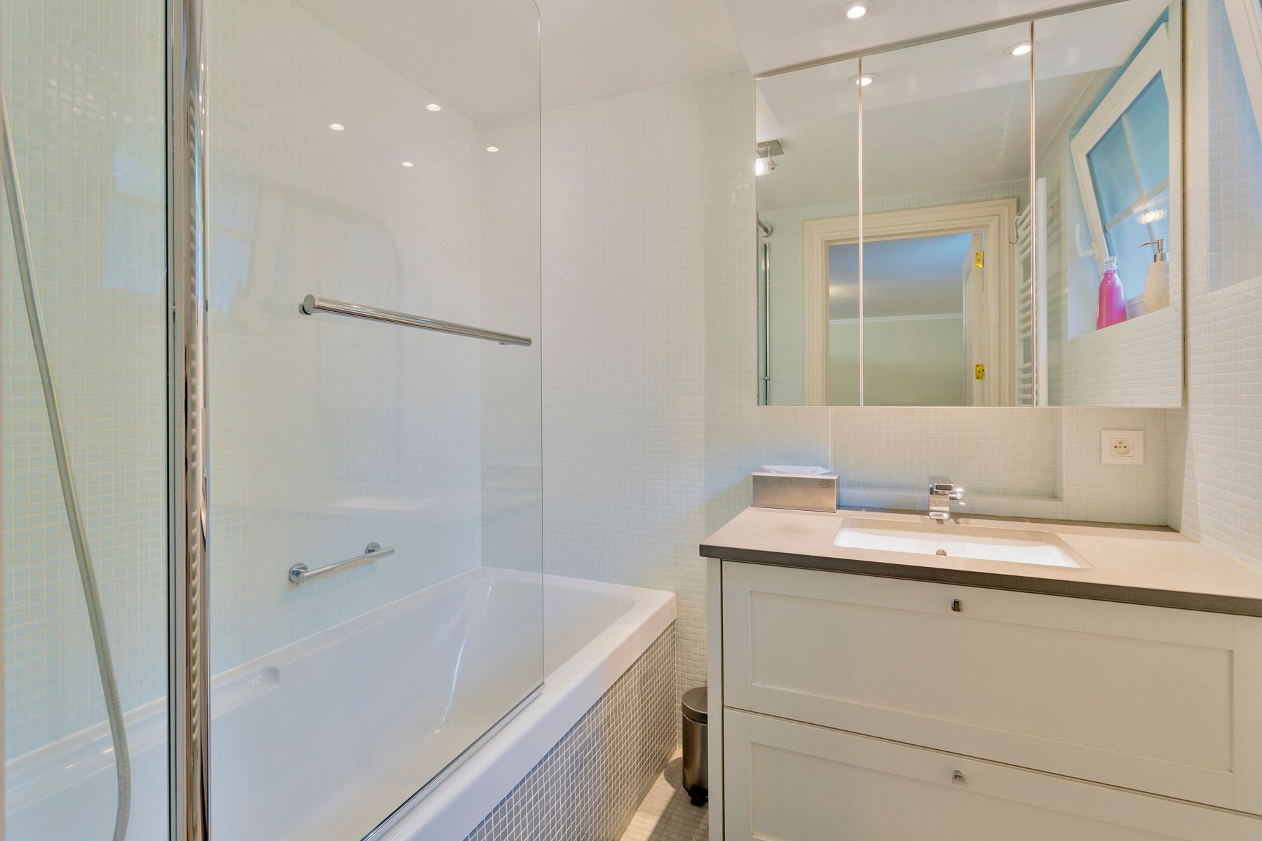 Gerenoveerde hoeve met bijgebouwen en 8 stallen. foto 18