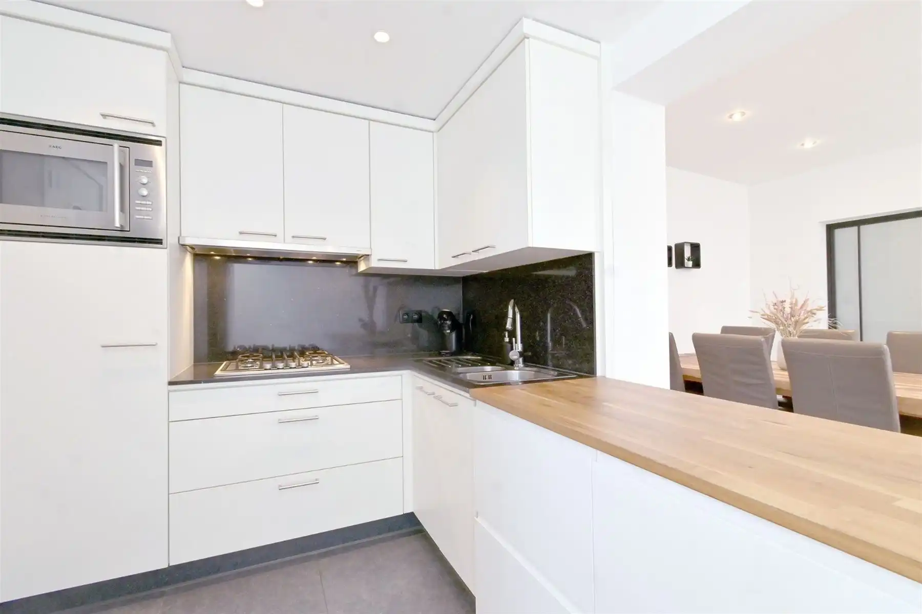 Gerenoveerde woning met 4 slpk's en gezellige zuid-tuin! foto 7