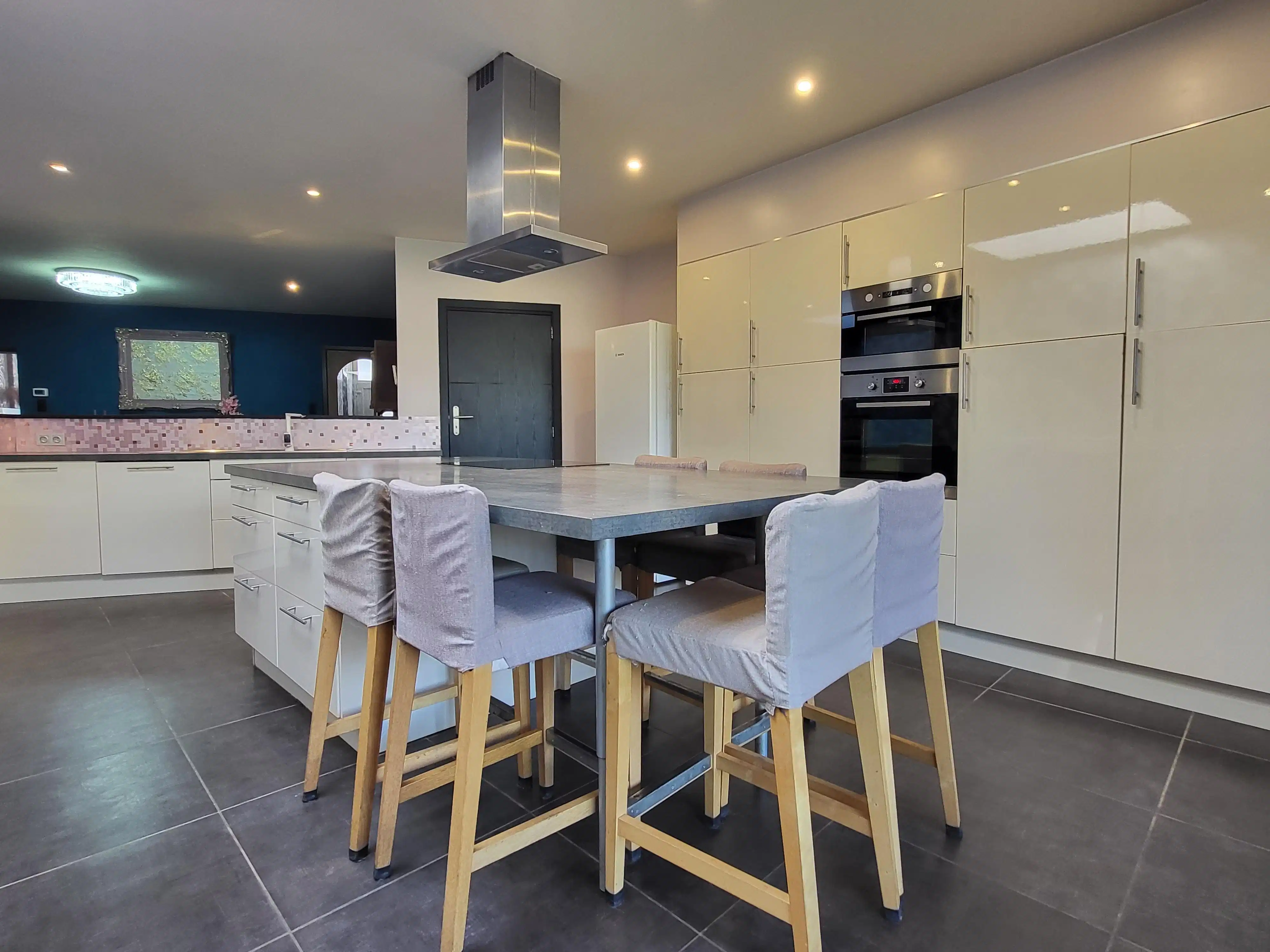 Ruime en karaktervolle gezinswoning op een perceel van 480 m² met zuidoostgerichte tuin, gelegen aan de centrumrand van Brakel.  foto 8