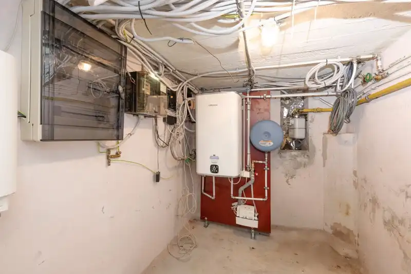 PERFECTE STARTERSWONING! Tot in de puntjes gerenoveerde woning nabij hartje Harelbeke! 🏡 foto 13