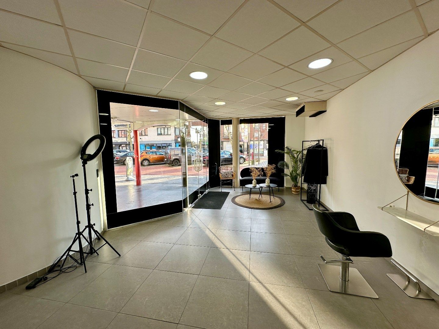 Instapklare winkelruimte van 150m² momenteel ingericht als kapperszaak in Eisden foto 17