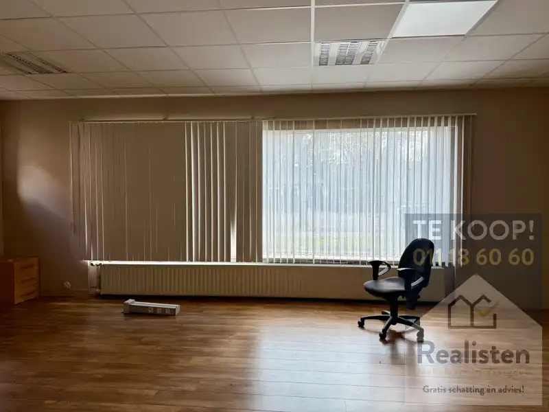Kantoren op zichtlocatie + ruime parking foto 17