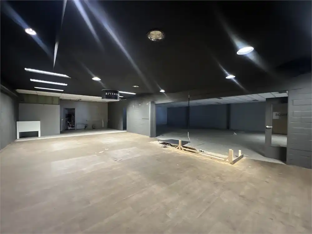 Ruim magazijn (1500m²) op perceel van 1920m²! foto 4