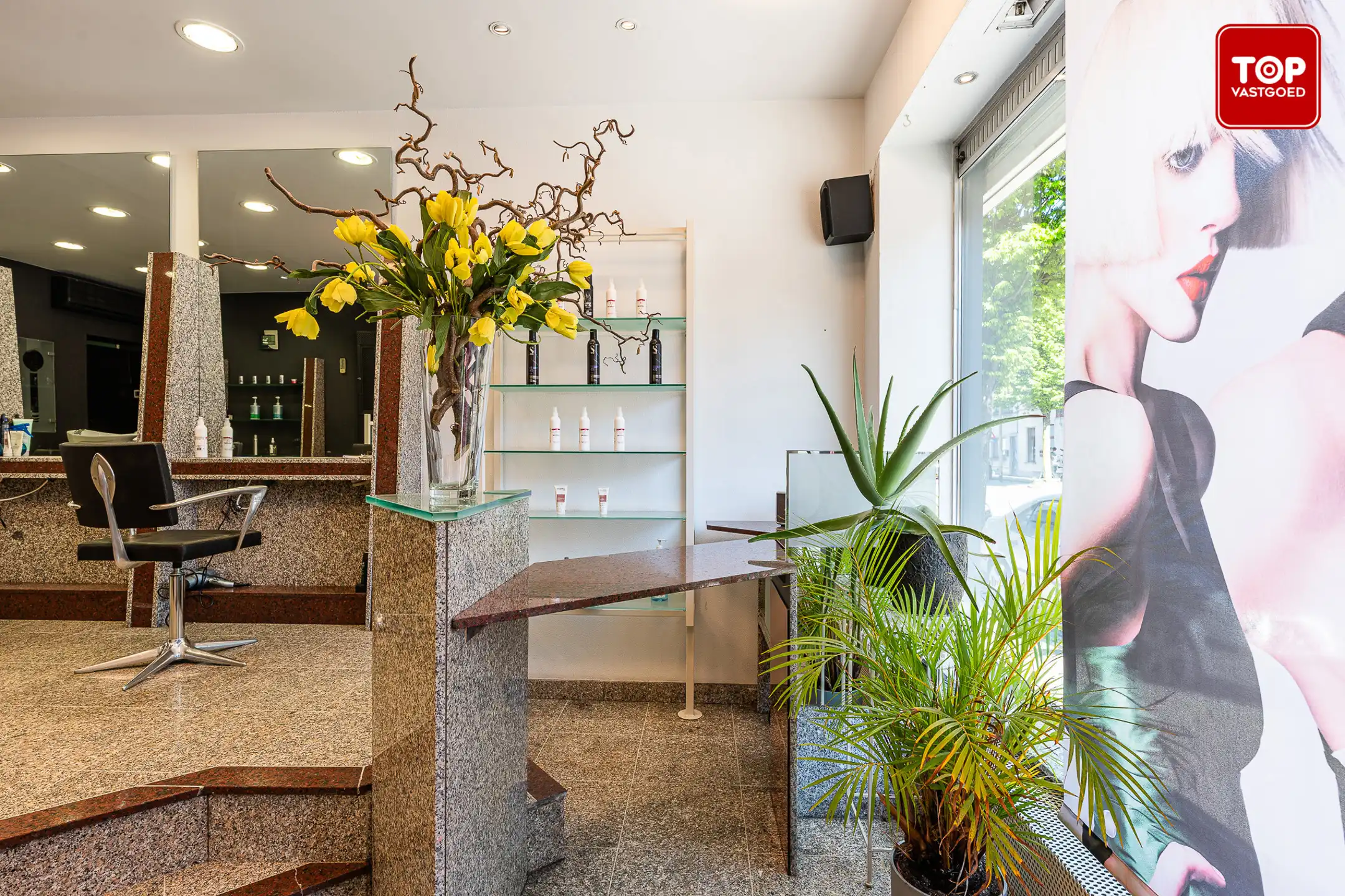 Woning met handelsgelijkvloers op een commercieel interessante ligging.  foto 3
