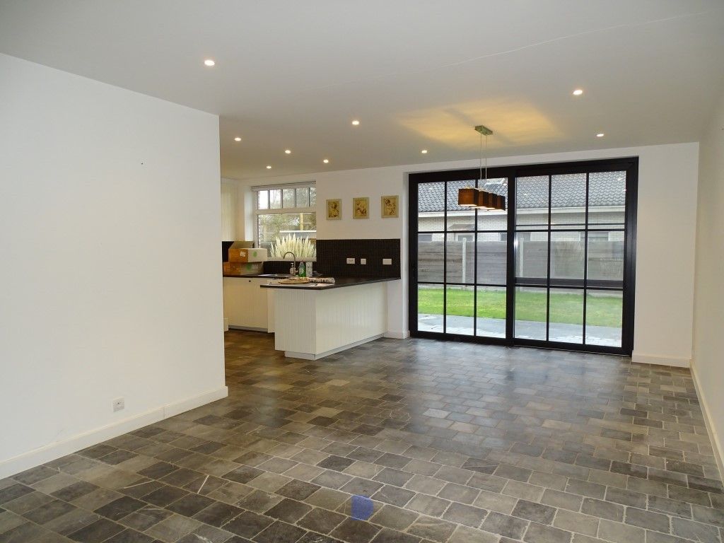 Recente alleenstaande woning met 5 slaapkamers. foto 4