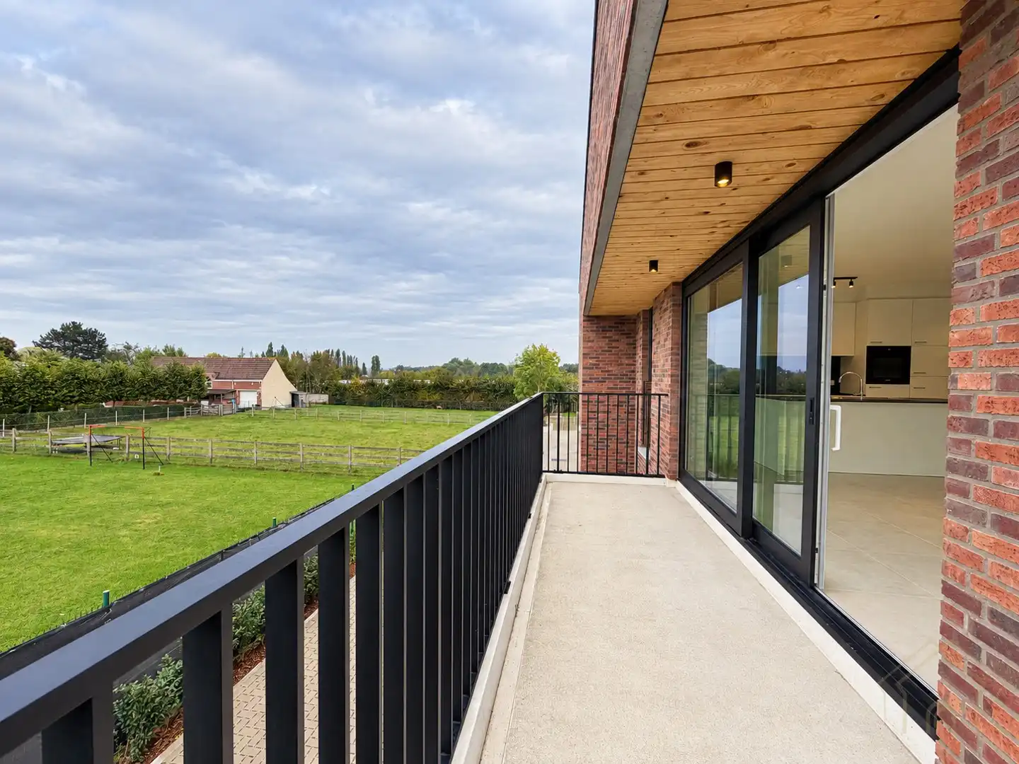 Instapklaar appartement met groot terras, verzicht, staanplaats en garage foto 3