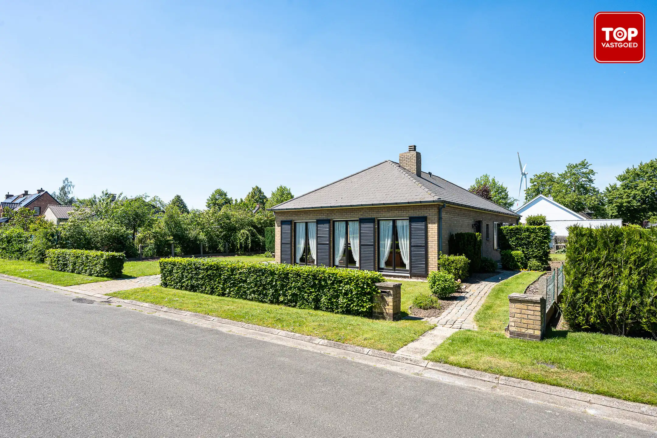 Hoofdfoto van de publicatie: Op te frissen bungalow met 3 ruime slaapkamers en een zonnige tuin van circa 500 m²