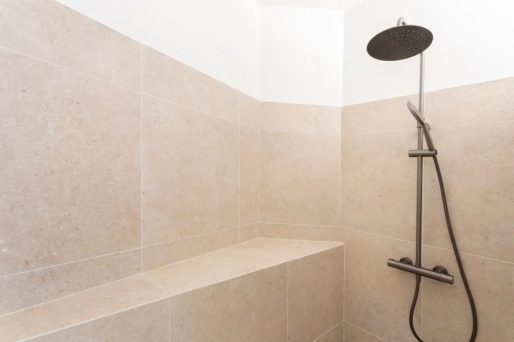 Hoogwaardig gerenoveerd appartement met terras op toplocatie foto 9