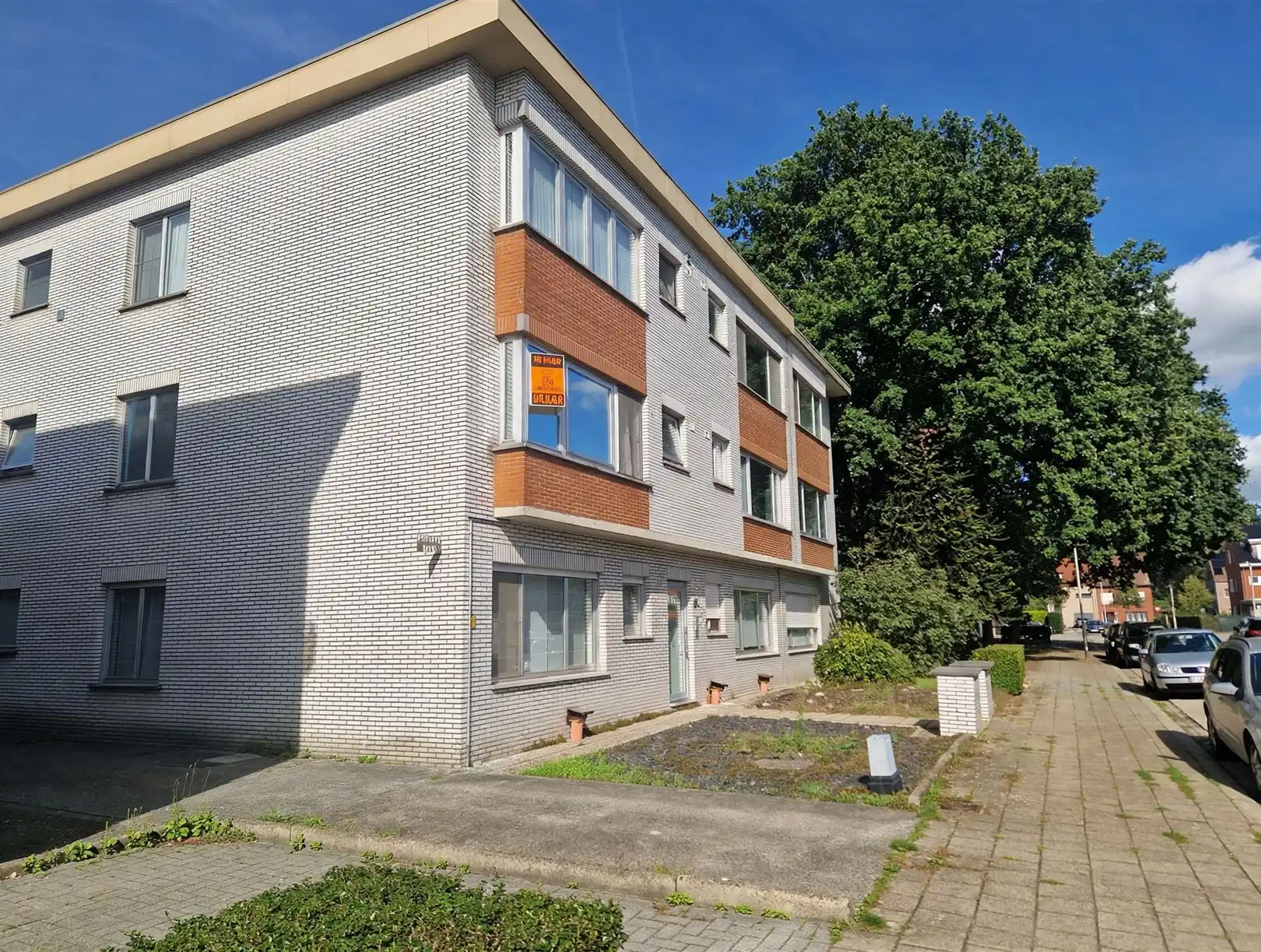 Appartement op de 1ste verdieping met terras en garagebox. foto {{pictureIndex}}