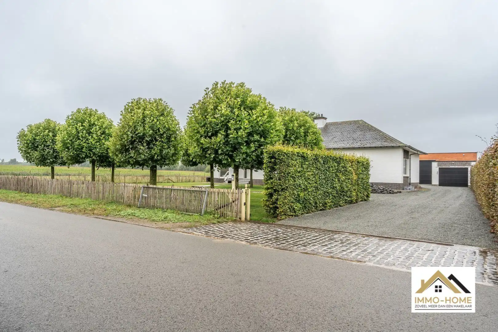 Ruime woning met magazijn en open zicht op topligging foto {{pictureIndex}}