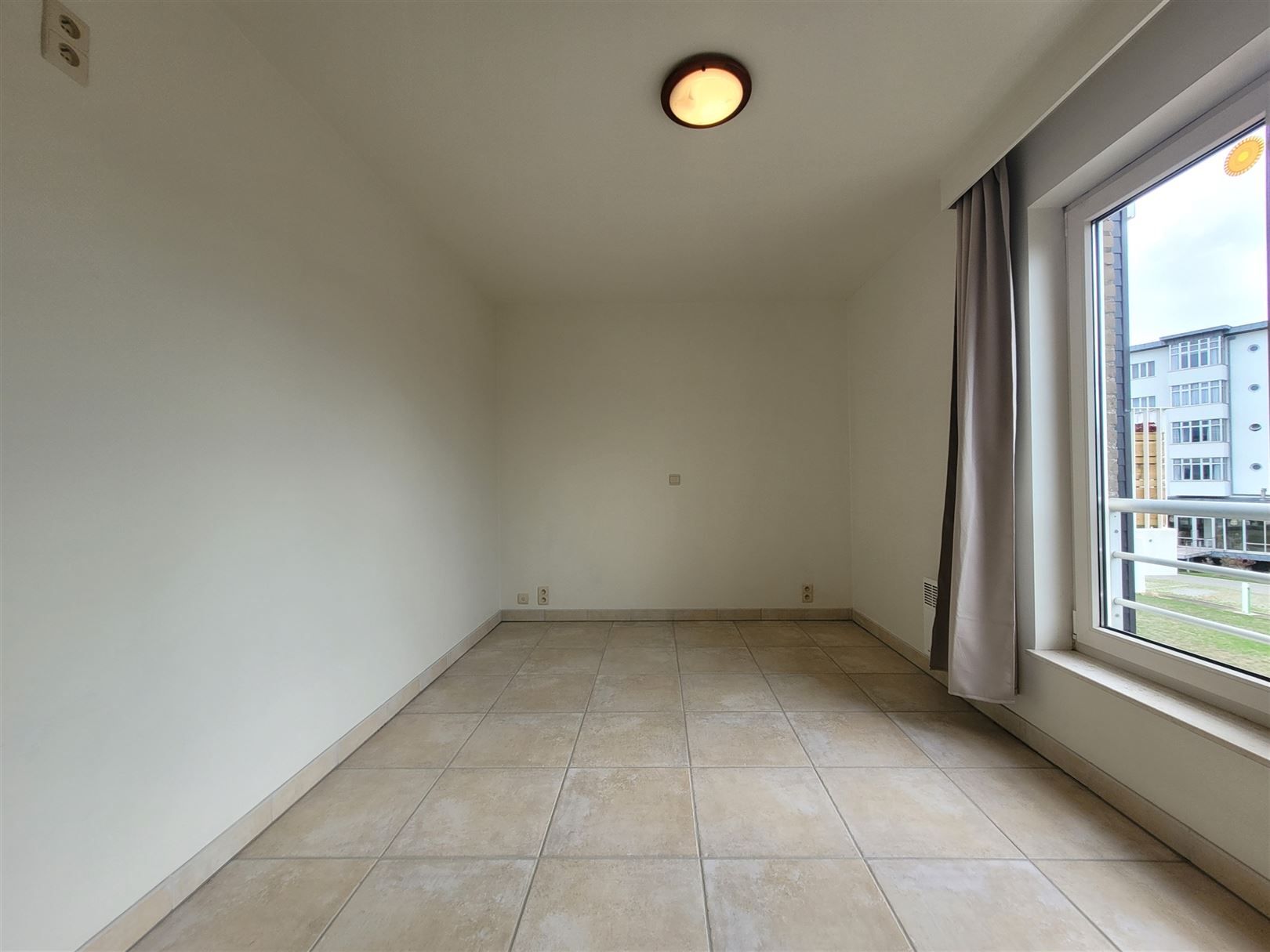 Ongemeubeld 2-slaapkamerappartement met garage foto 10