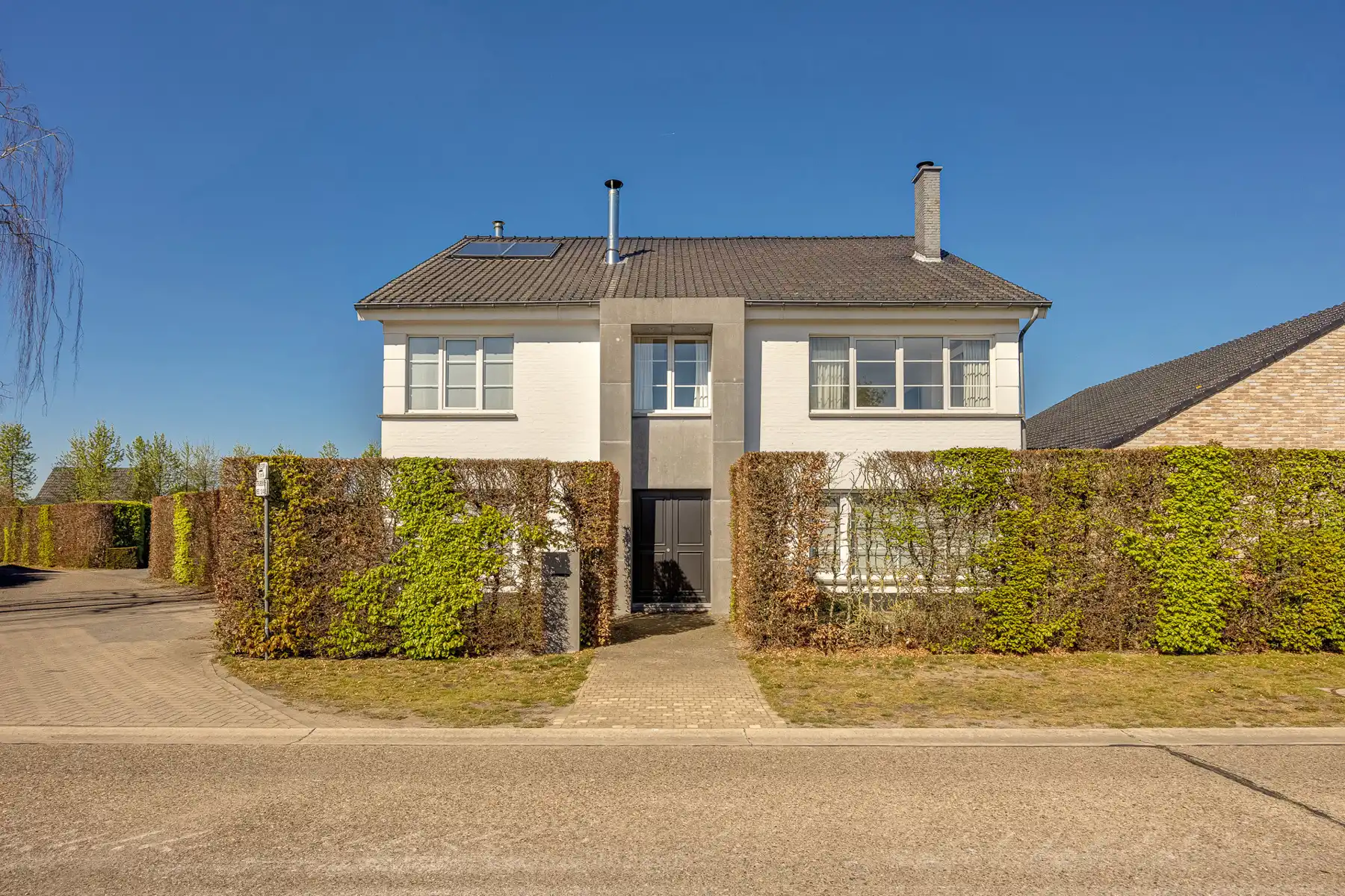 Riante, vrijstaande villa met 4 slaapkamers, zwembad en bijgebouw op een perceel van 2.680m². foto {{pictureIndex}}