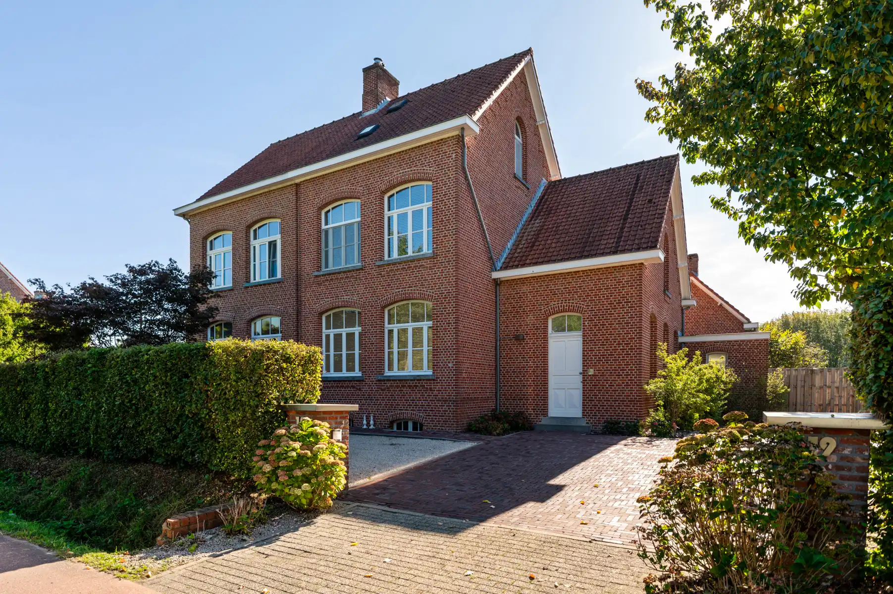 Ruime gerenoveerd erfgoedpand met 6 slk op toplocatie foto {{pictureIndex}}