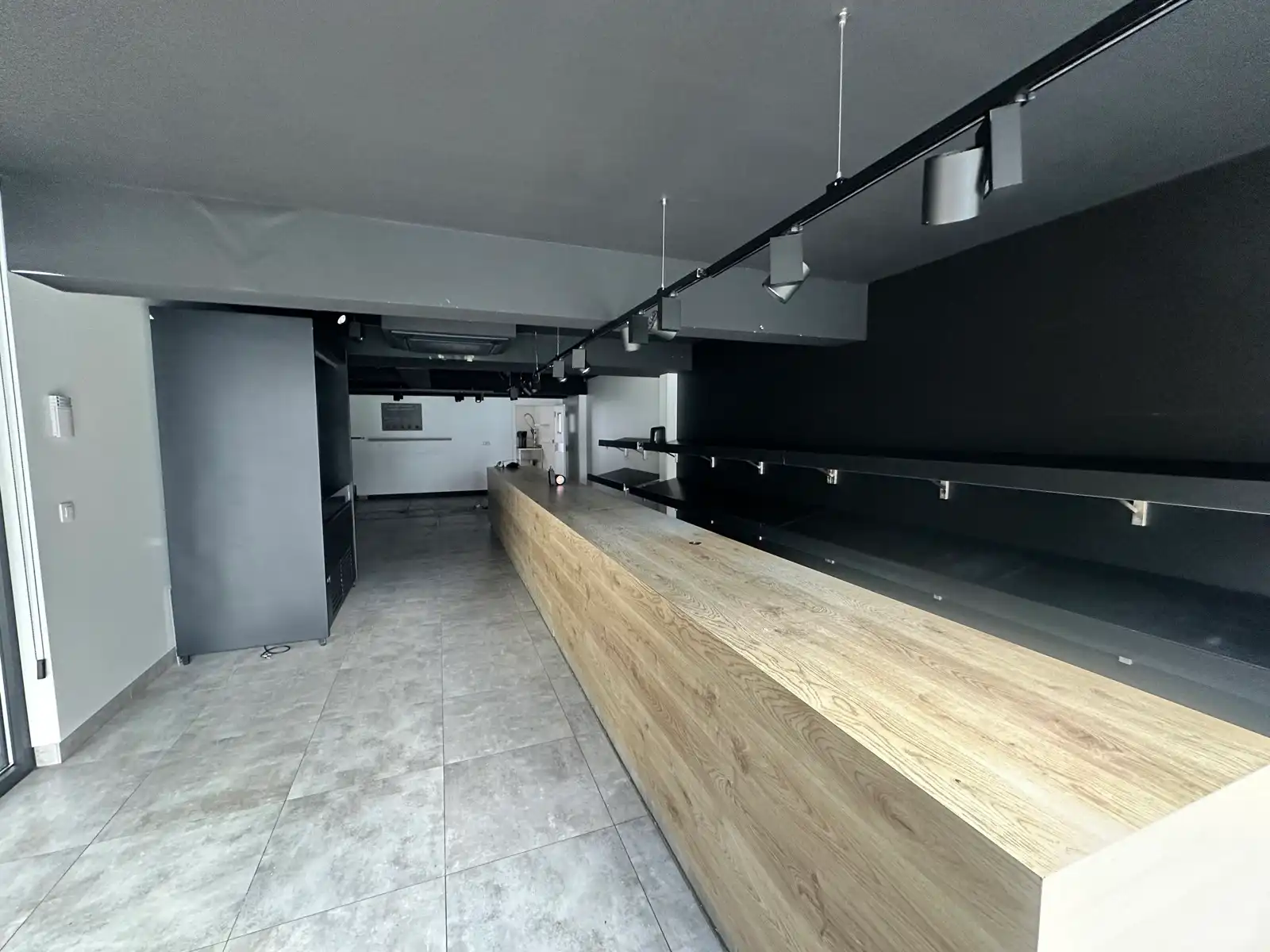Ruime handelszaak 160 m² te huur – uitstekende ligging foto 2
