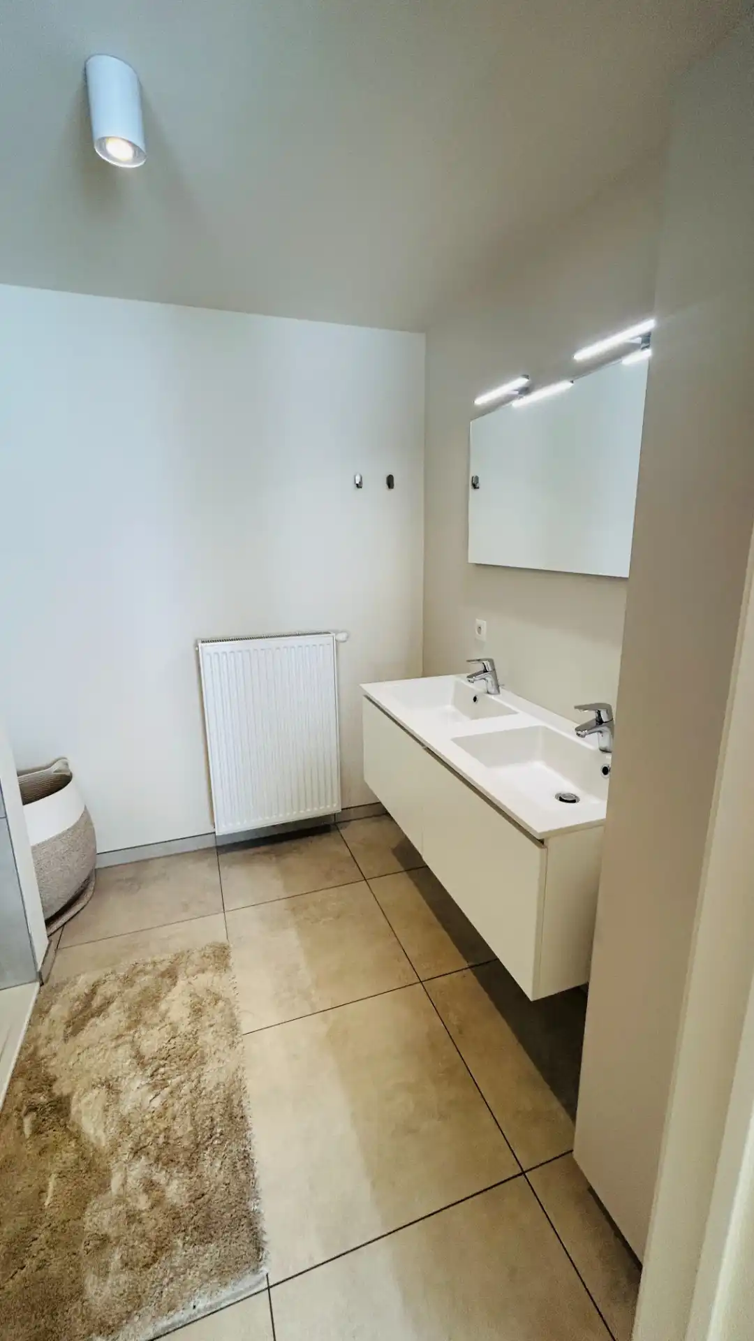 Ruim en verzorgd appartement met terras en autostaanplaats in residentie De Beuk foto 9