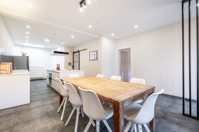 Recent gerenoveerde woning met ruime garage foto 3