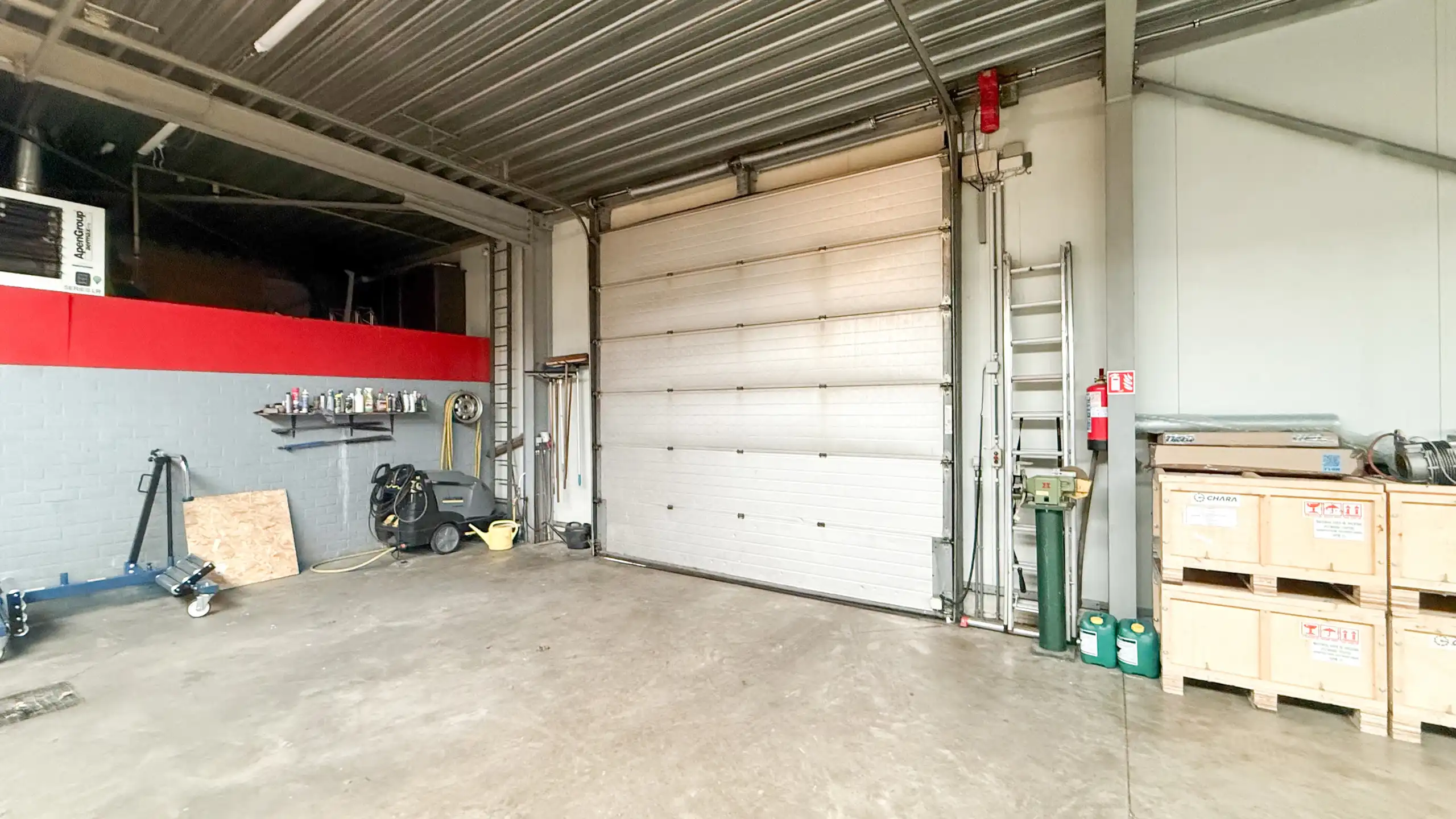 Gelijkvloerse woning met ruim magazijn en zwembad! foto 54