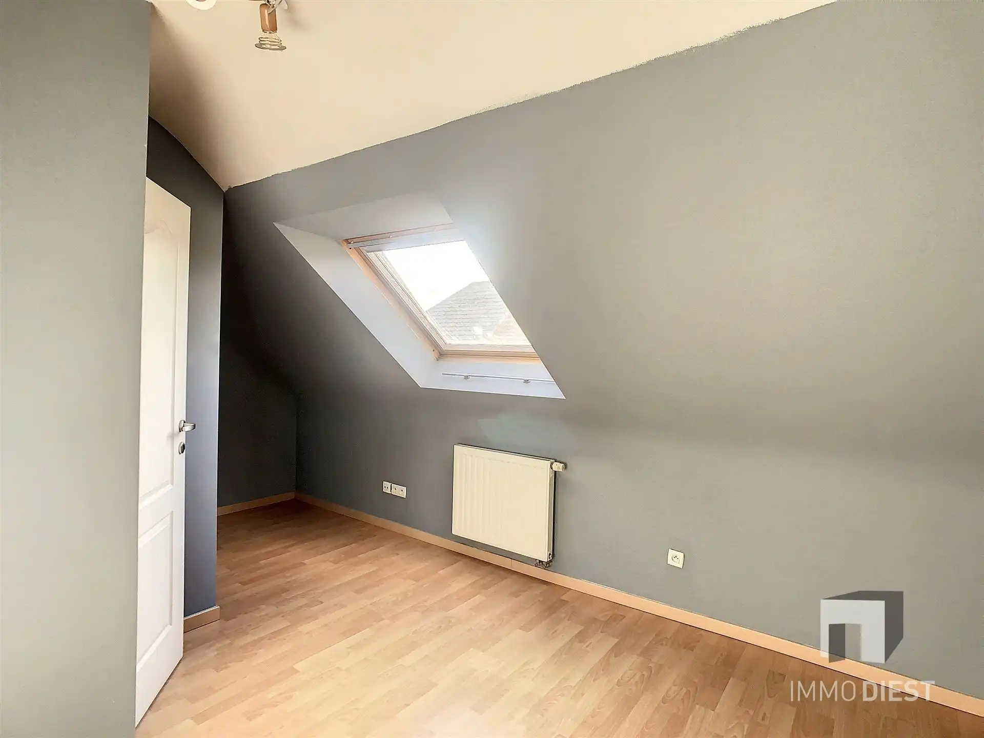 Duplexappartement met 2 slaapkamers, ruim terras en overdekte autostaanplaats in hartje Zichem. foto 15